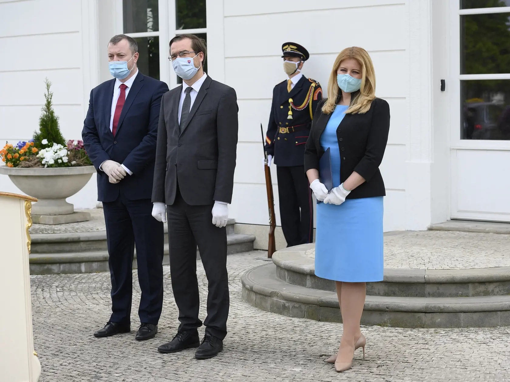 Na snímke sprava prezidentka Zuzana Čaputová,  minister zdravotníctva SR Marek Krajčí a minister práce, sociálnych vecí a rodiny SR Milan Krajniak počas tlačovej konferencie po prijatí v Prezidentskom paláci 27. apríla 2020 v Bratislave. FOTO TASR - Pavel Neubauer