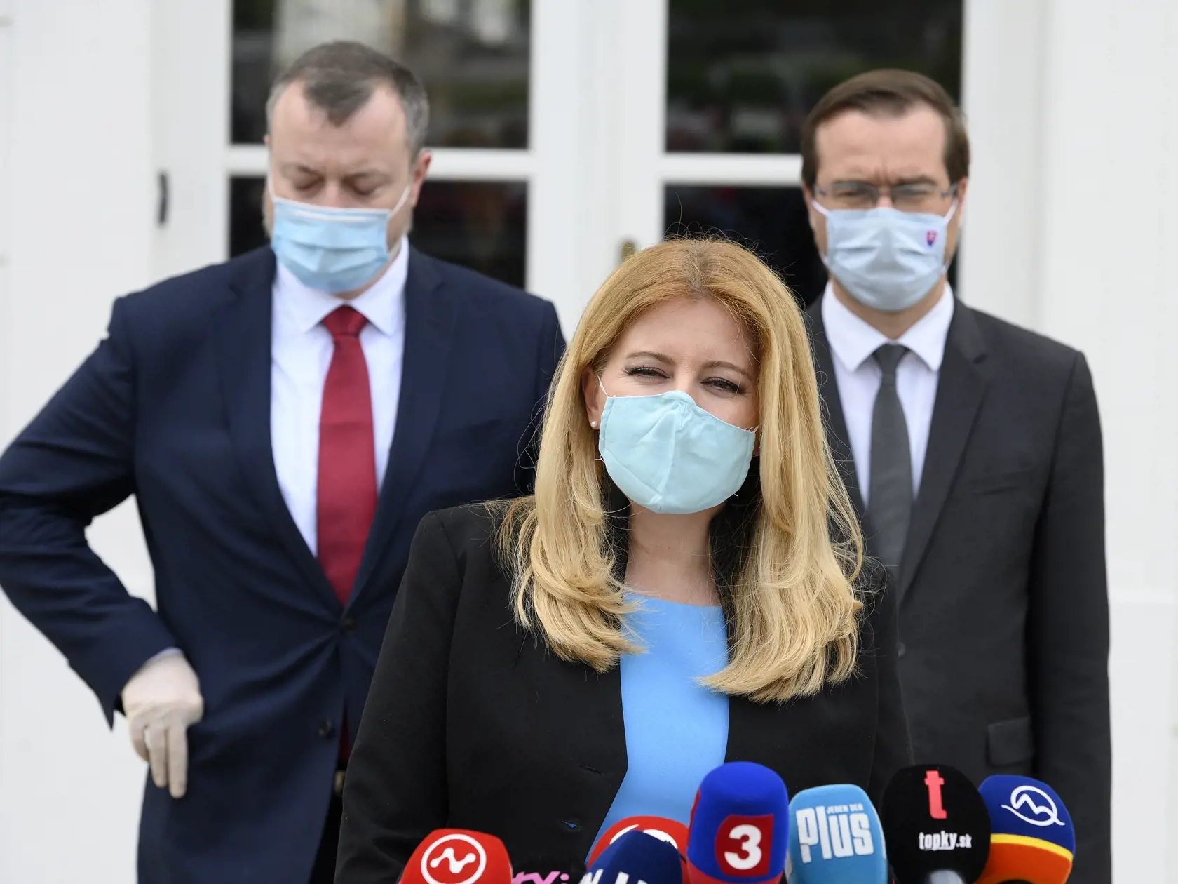 Na snímke v popredí prezidentka Zuzana 
Čaputová, vľavo minister práce, sociálnych vecí a rodiny SR Milan Krajniak a vpravo minister zdravotníctva SR Marek Krajčí počas tlačovej konferencie po prijatí v Prezidentskom paláci 27. apríla 2020 v Bratislave. FOTO TASR - Pavel Neubauer