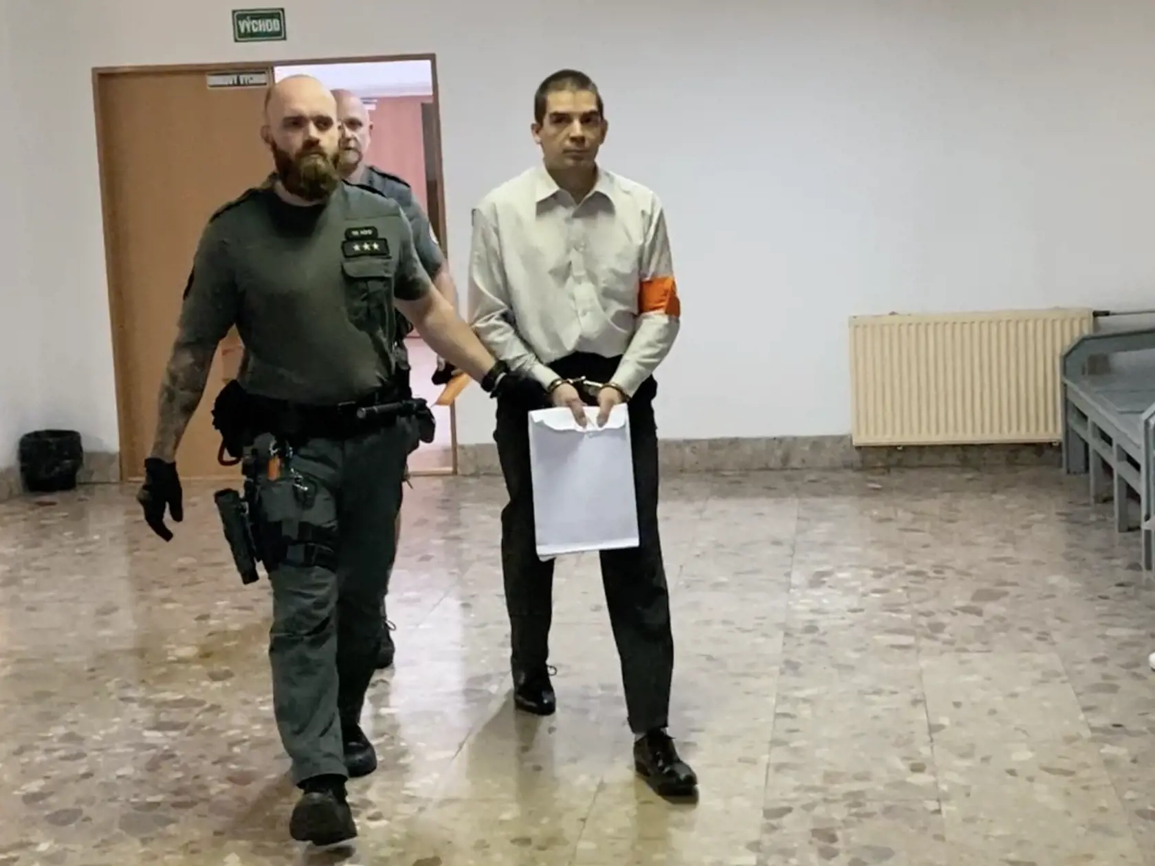 Lukáš Demek (43) je od vlaňajšieho decembra vo väzbe. Vinia ho zo zločinu obmedzovania osobnej slobody za to, že zamykal školáčku Elenu (16) v stodole pri svojom rodinnom dome a mal s ňou vzťah.