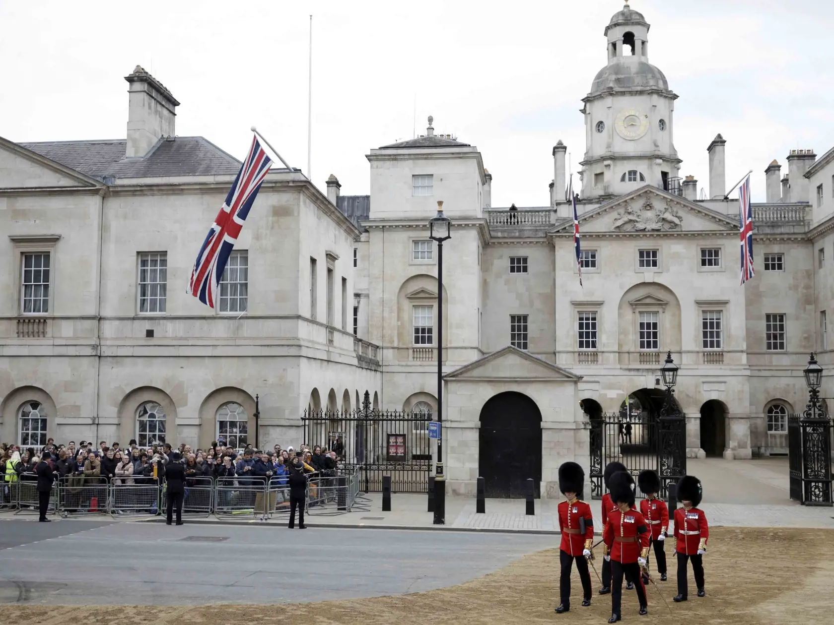 WA 36 Londýn - Príslušníci kráľovskej stráže pochodujú pred vstupom do Buckinghamského paláca v Londýne pred štátnym pohrebom britskej kráľovnej Alžbety II. v pondelok 19. septembra 2022. Štátny pohreb panovníčky sa začal vo Westminsterskom opátstve v pondelok o 11.00 h miestneho času (12.00 h SELČ). Alžbeta II., ktorá vládla viac než 70 rokov, zomrela 8. septembra vo veku 96 rokov na zámku Balmoral v Škótsku. Jej pozostatky previezli do Londýna 13. septembra. Novým panovníkom sa automaticky sta