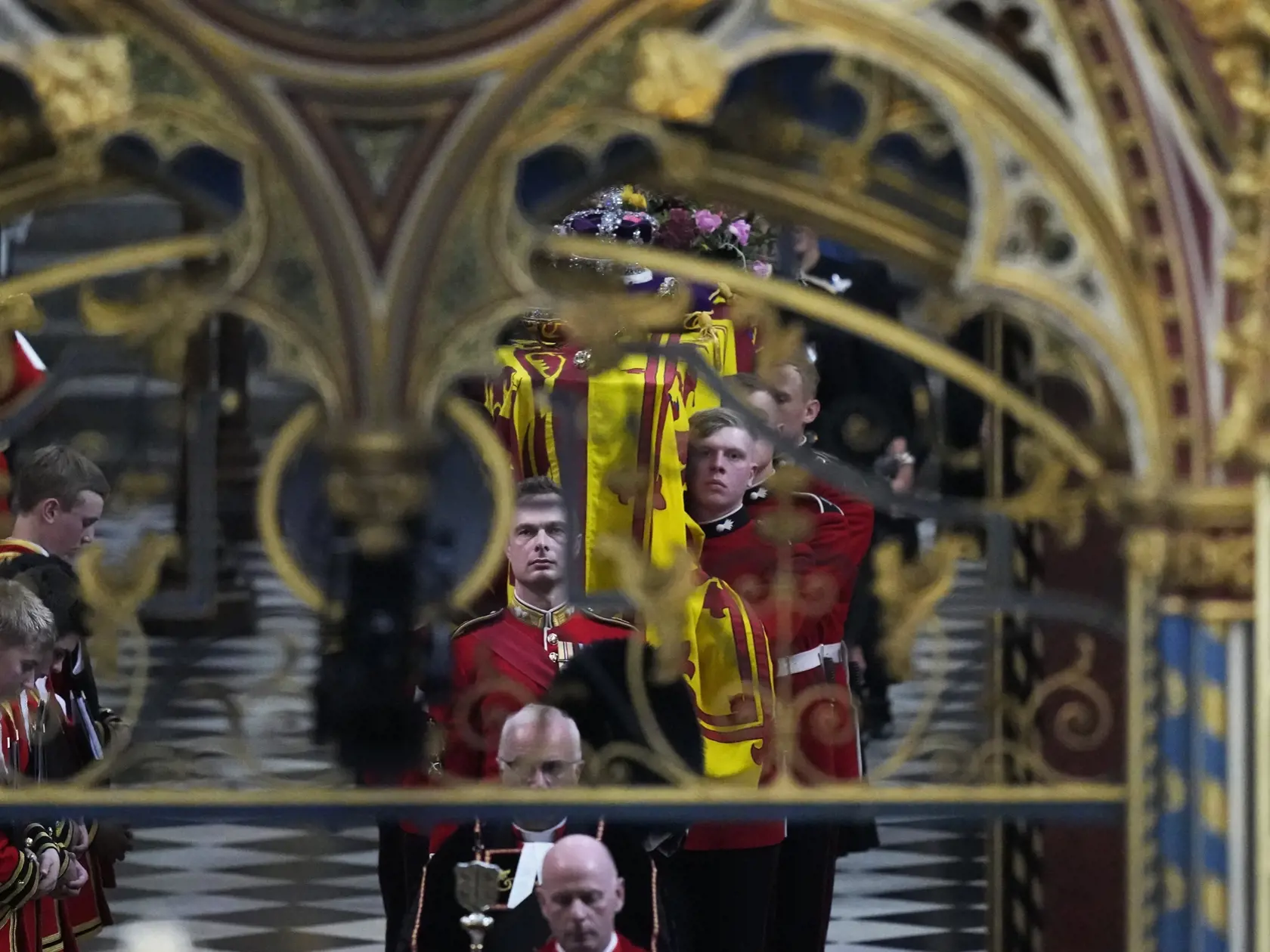 WA 67 Londýn - Rakvu s pozostatkami zosnulej britskej kráľovnej Alžbety II. vynášajú po skončení štátneho pohrebu z Westminsterského opátstva v Londýne v pondelok 19. septembra 2022. Štátny pohreb panovníčky sa začal v pondelok o 11.00 h (12.00 SELČ). Rakvu následne previezli k Wellingtonovmu víťaznému oblúku a ďalšie obrady sa uskutočnili v priestoroch Windsorského hradu. Kráľovná Alžbeta II. zomrela 8. septembra vo veku 96 rokov vo svojom letnom sídle Balmoral v Škótsku. FOTO TASR/AP


Britain