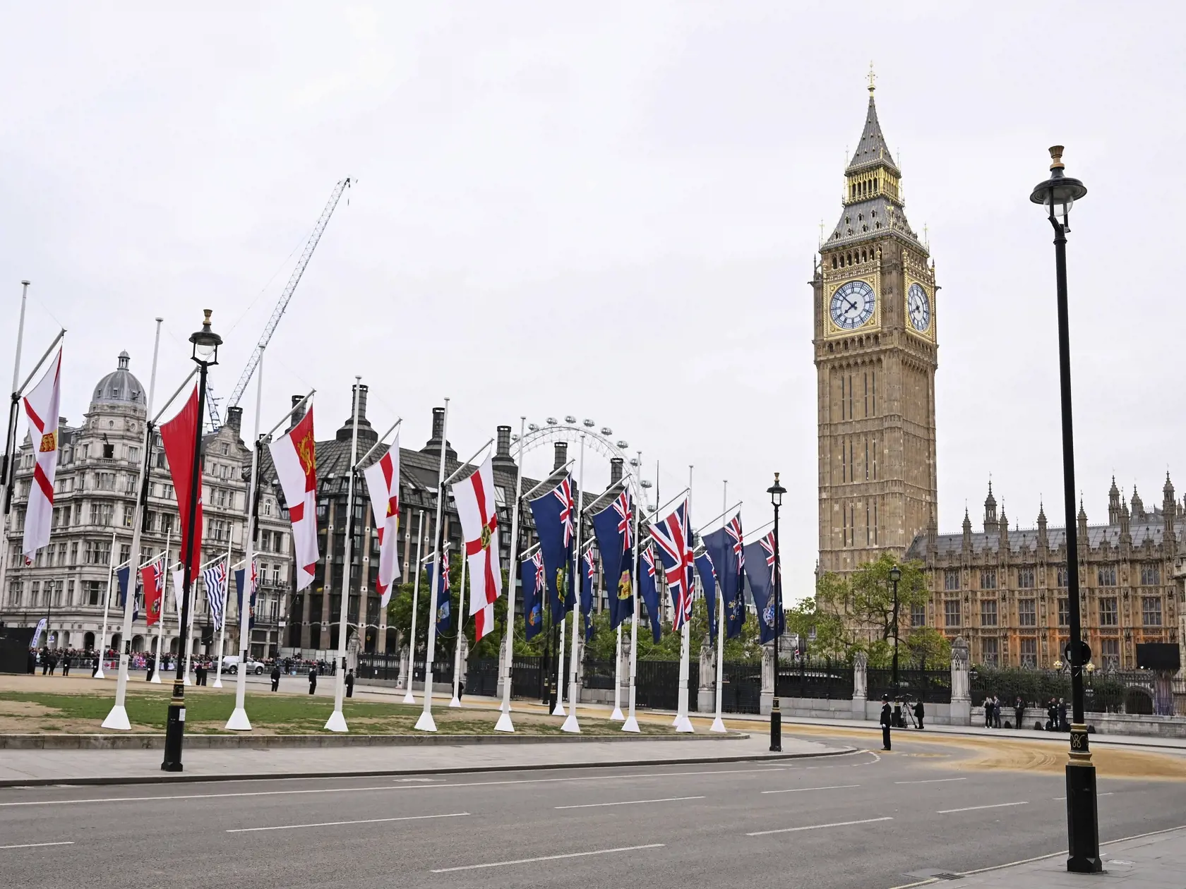 WA 30 Londýn - Prázdne námestie Parliament Square, ktoré sa nachádza  severozápadnej časti Westminsterského paláca pred štátnym pohrebom britskej kráľovnej Alžbety II. v centre Londýna v pondelok 19. septembra 2022. Štátny pohreb panovníčky sa začal vo Westminsterskom opátstve v pondelok o 11.00 h miestneho času (12.00 h SELČ). Alžbeta II., ktorá vládla viac než 70 rokov, zomrela 8. septembra vo veku 96 rokov na zámku Balmoral v Škótsku. Jej pozostatky previezli do Londýna 13. septembra. Novým p