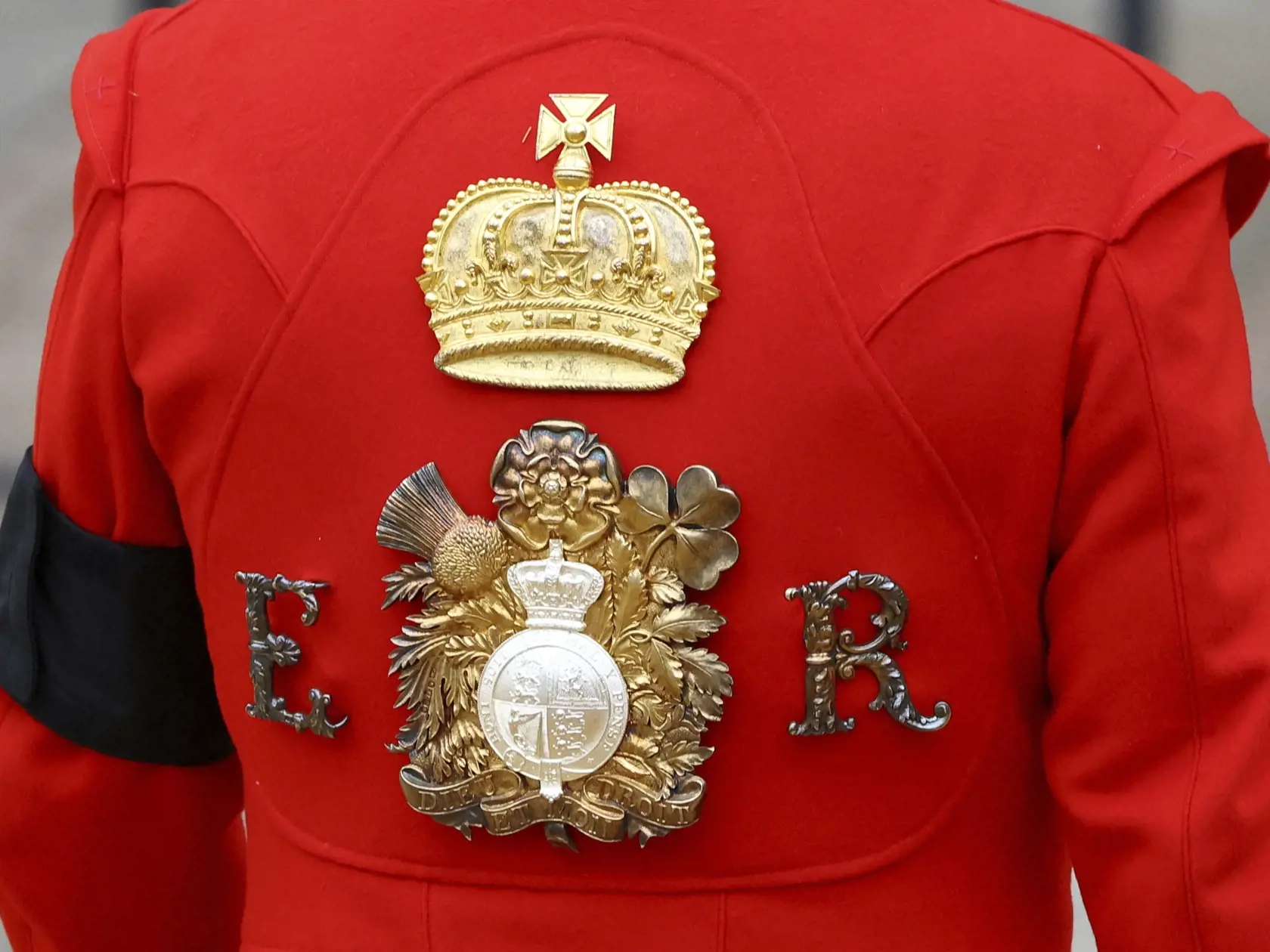 WA 32 Londýn - Člen kráľovskej stráže stojí v deň pohrebu britskej kráľovnej Alžbety II. vo Westminsterskom opátstve v centre Londýna v pondelok 19. septembra 2022. Štátny pohreb panovníčky sa začal vo Westminsterskom opátstve v pondelok o 11.00 h miestneho času (12.00 h SELČ). Alžbeta II., ktorá vládla viac než 70 rokov, zomrela 8. septembra vo veku 96 rokov na zámku Balmoral v Škótsku. Jej pozostatky previezli do Londýna 13. septembra. Novým panovníkom sa automaticky stal jej najstarší syn pri