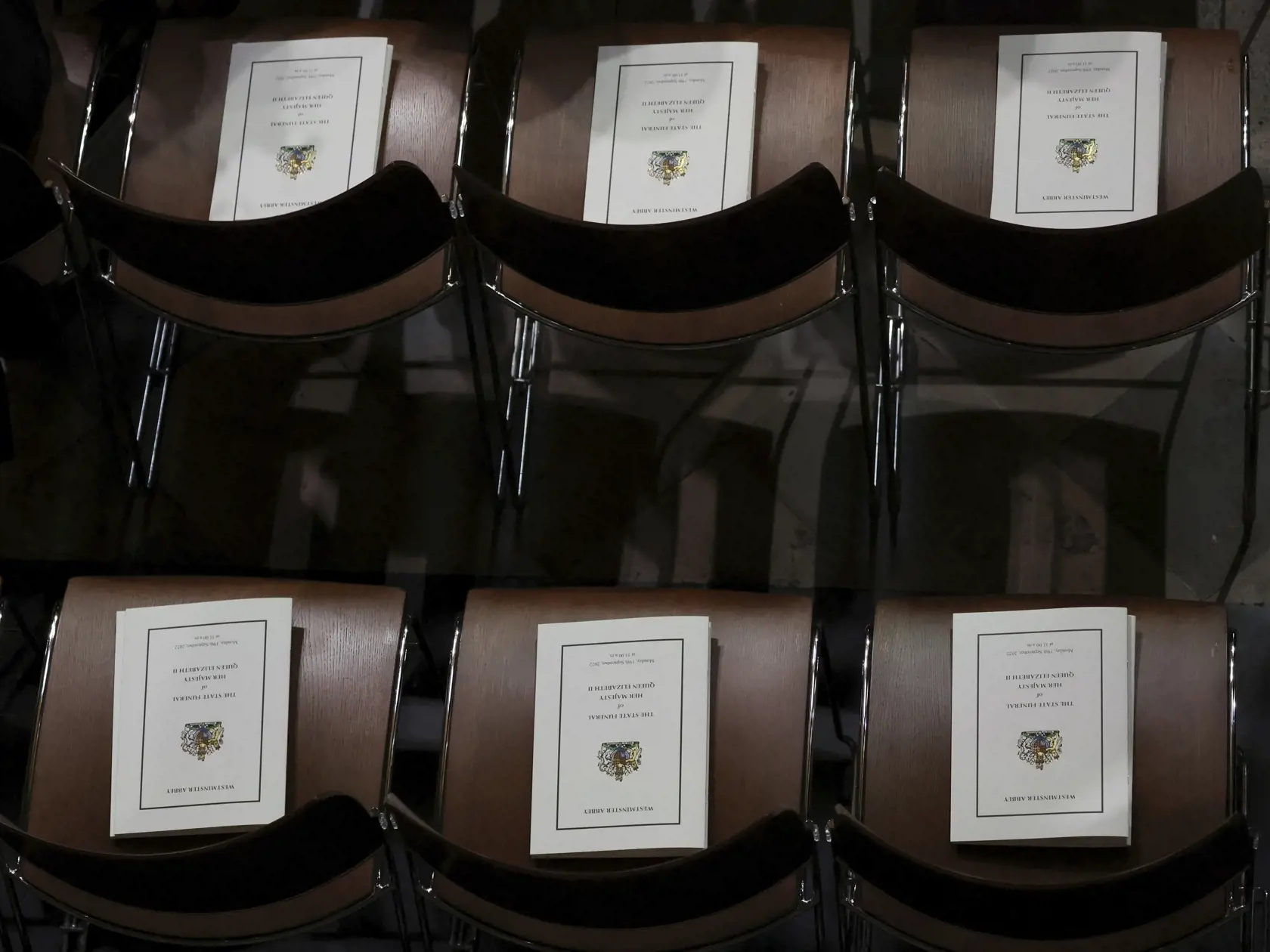 WA 35 Londýn - Program štátneho pohrebu britskej kráľovnej Alžbety II. sa nachádza na stoličkách hostí vo Westminsterskom opátstve v Londýne v pondelok 19. septembra 2022. Štátny pohreb panovníčky sa začal vo Westminsterskom opátstve v pondelok o 11.00 h miestneho času (12.00 h SELČ). Alžbeta II., ktorá vládla viac než 70 rokov, zomrela 8. septembra vo veku 96 rokov na zámku Balmoral v Škótsku. Jej pozostatky previezli do Londýna 13. septembra. Novým panovníkom sa automaticky stal jej najstarší 