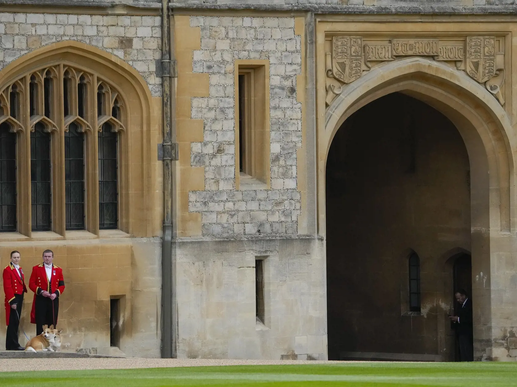 KK32 Windsor - Na snímke psi plemena corgi čakajú na rakvu s pozostatkami zosnulej britskej kráľovnej Alžbety II. v pondelok 19. septembra 2022 na hrade Windsor. Obrad rozžehnania sa s telom kráľovnej Alžbety II. sa uskutočnil o 17.00 h SELČ vo windsorskej Kaplnke sv. Juraja. Tam panovníčku v rámci súkromného obradu o 20.30 h SELČ aj pochovajú po boku jej manžela princa Philipa, ktorý zomrel vlani v apríli vo veku 99 rokov. Kráľovná Alžbeta II. zomrela 8. septembra vo veku 96 rokov vo svojom let