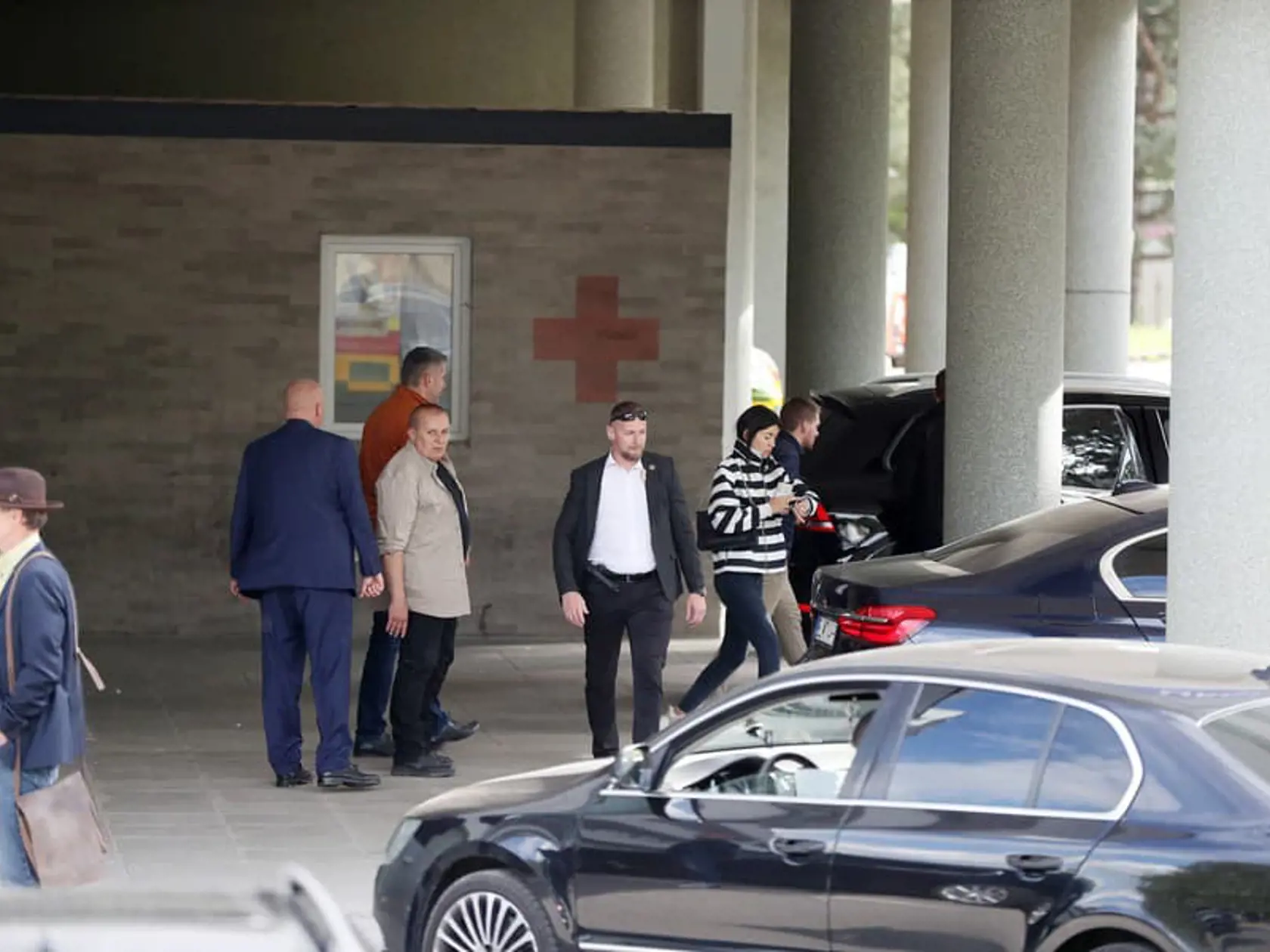 Podporu postrelenému premiérovi Robertovi Ficovi prišla prejaviť aj partnerka Katarína.