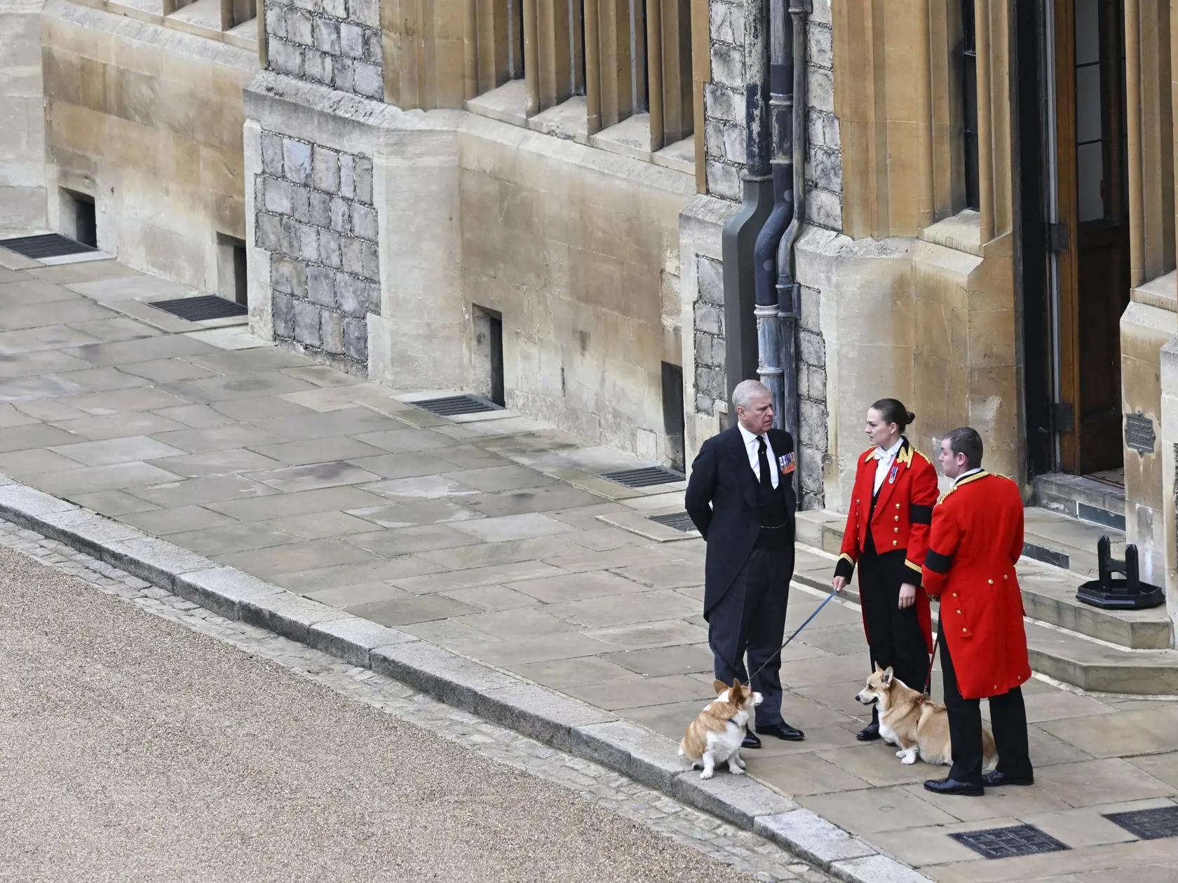 KK33 Windsor - Na snímke britský princ Andrew (vľavo) a psi plemena corgi Muick a Sandy pred obradom rozžehnania sa s telom kráľovnej Alžbety II. v pondelok 19. septembra 2022 na hrade Windsor.  Muick a Sandy sú poslední psi z radu viac ako 30 corgiov, ktoré kráľovná za života vlastnila. Obrad rozžehnania sa s telom kráľovnej Alžbety II. sa uskutočnil o 17.00 h SELČ vo windsorskej Kaplnke sv. Juraja. Tam panovníčku v rámci súkromného obradu o 20.30 h SELČ aj pochovajú po boku jej manžela princa 