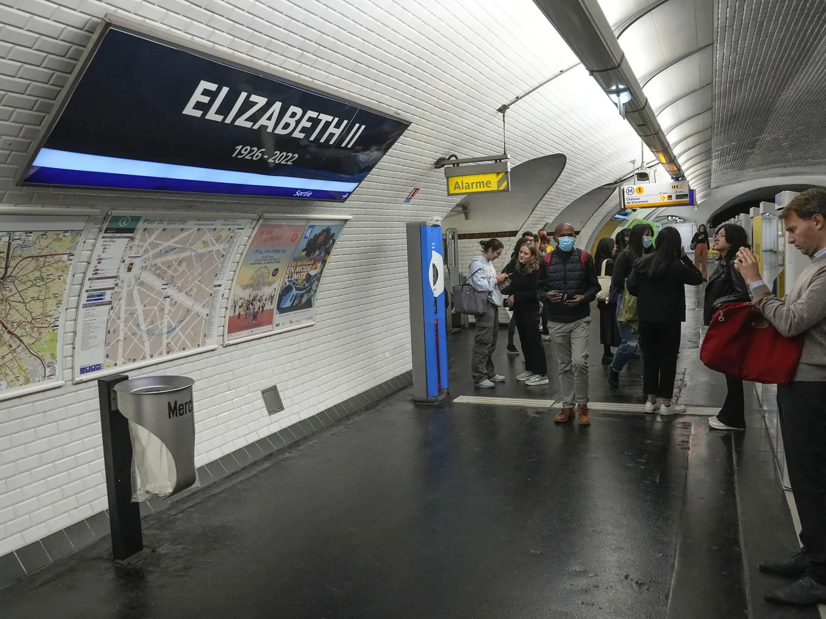 WA 48 Paríž - Cestujúci fotí na parížskej stanici metra s názvom George V (Juraja V.), ktorú premenovali na jedeň deň na počesť zosnulej britskej panovníčky Alžbety II. na bulvári Champs-Élysées v pondelok 19. septembra 2022. Alžbeta II. zomrela vo štvrtok 8. septembra vo veku 96 rokov vo svojom letnom sídle Balmoral v Škótsku. Na tróne bola 70 rokov. Jej pohreb sa uskutočnil v pondelok dopoludnia vo Westminsterskom opátstve v Londýne. FOTO TASR/AP

A man takes a photographe with his cellphone a