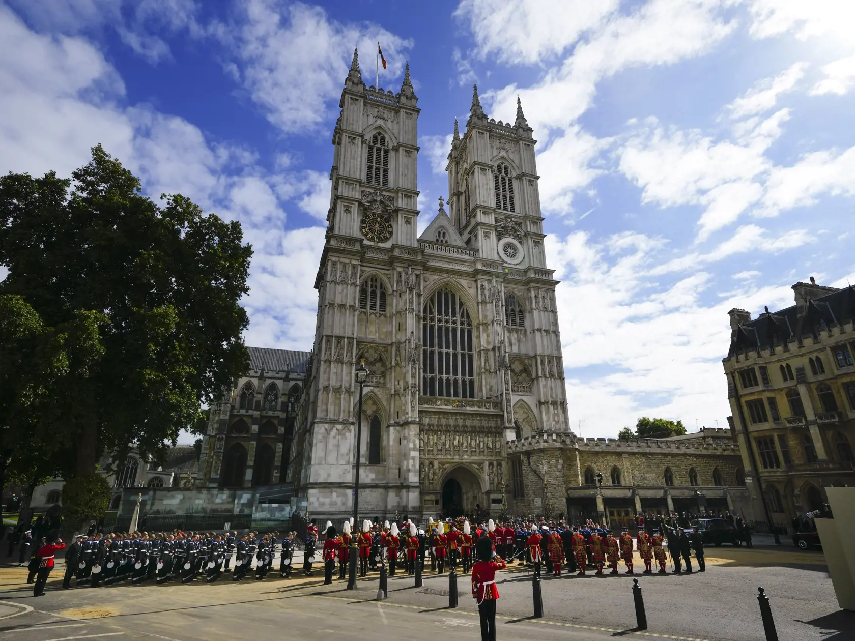 WA 80 Londýn - Rakva s pozostatkami zosnulej britskej kráľovnej Alžbety II. opúšťa Westminsterské opátstvo po štátnom pohrebe v Londýne v pondelok 19. septembra 2022. Kráľovná Alžbeta II. zomrela 8. septembra vo veku 96 rokov vo svojom letnom sídle Balmoral v Škótsku. FOTO TASR/AP


The coffin of Queen Elizabeth II leaves Westminster Abbey after the funeral service in central London, Tuesday, Sept. 20, 2022. The Queen, who died aged 96 on Sept. 8, will be buried at Windsor alongside her late hus