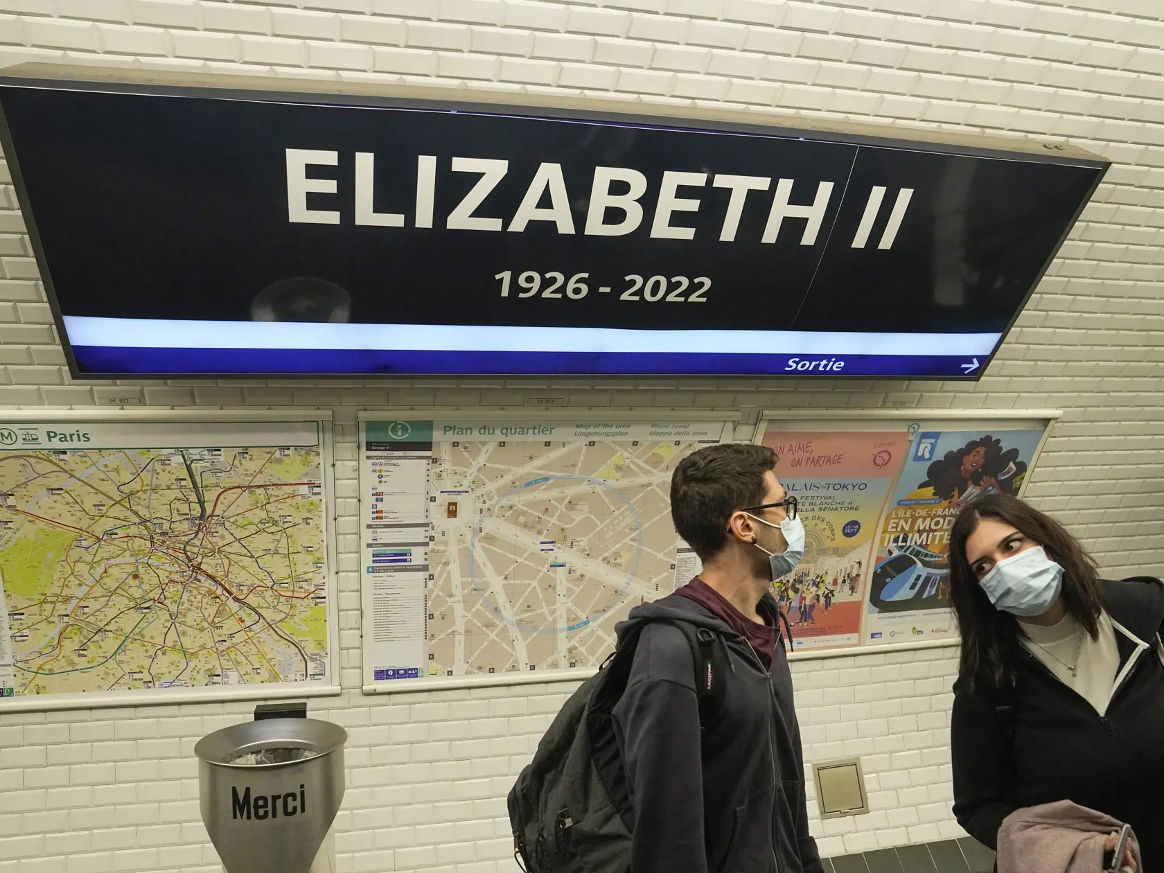 WA 46 Paríž - Ľudia čakajú na parížskej stanici metra s názvom George V (Juraja V.), ktorú premenovali na jedeň deň na počesť zosnulej britskej panovníčky Alžbety II. na bulvári Champs-Élysées v pondelok 19. septembra 2022. Alžbeta II. zomrela vo štvrtok 8. septembra vo veku 96 rokov vo svojom letnom sídle Balmoral v Škótsku. Na tróne bola 70 rokov. Jej pohreb sa uskutočnil v pondelok dopoludnia vo Westminsterskom opátstve v Londýne. FOTO TASR/AP

People waiting for the metro at Georges V metro 