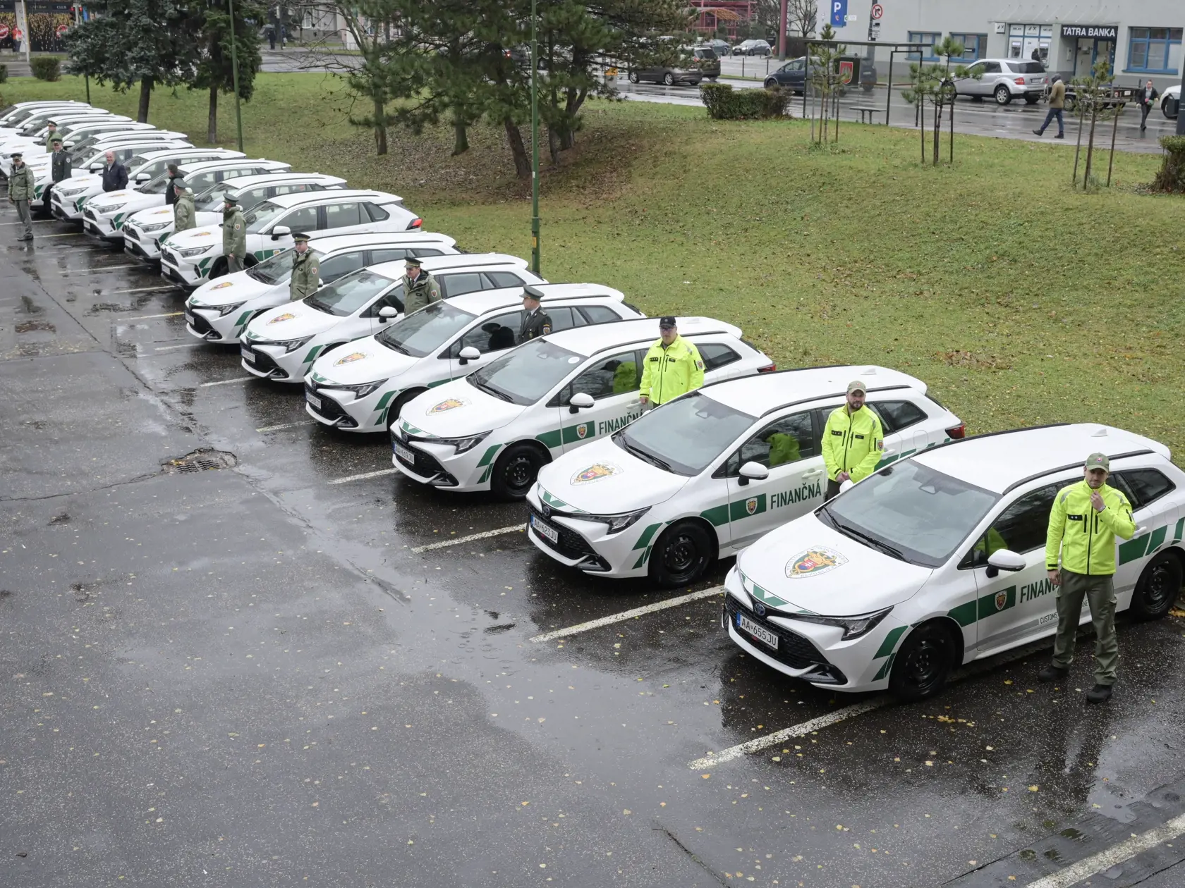 Na snímke prvá várka nových motorových vozidiel pre colné úrady, ktorú slávnostne odovzdal prezident Finančnej správy (FS)  SR Jozef Kiss (nie je na snímke) v Bratislave vo štvrtok 21. decembra 2023. Šéf finančnej správy odovzdal vo štvrtok 16 z celkového počtu 91 služobných motorových vozidiel. FOTO TASR - Pavel Neubauer