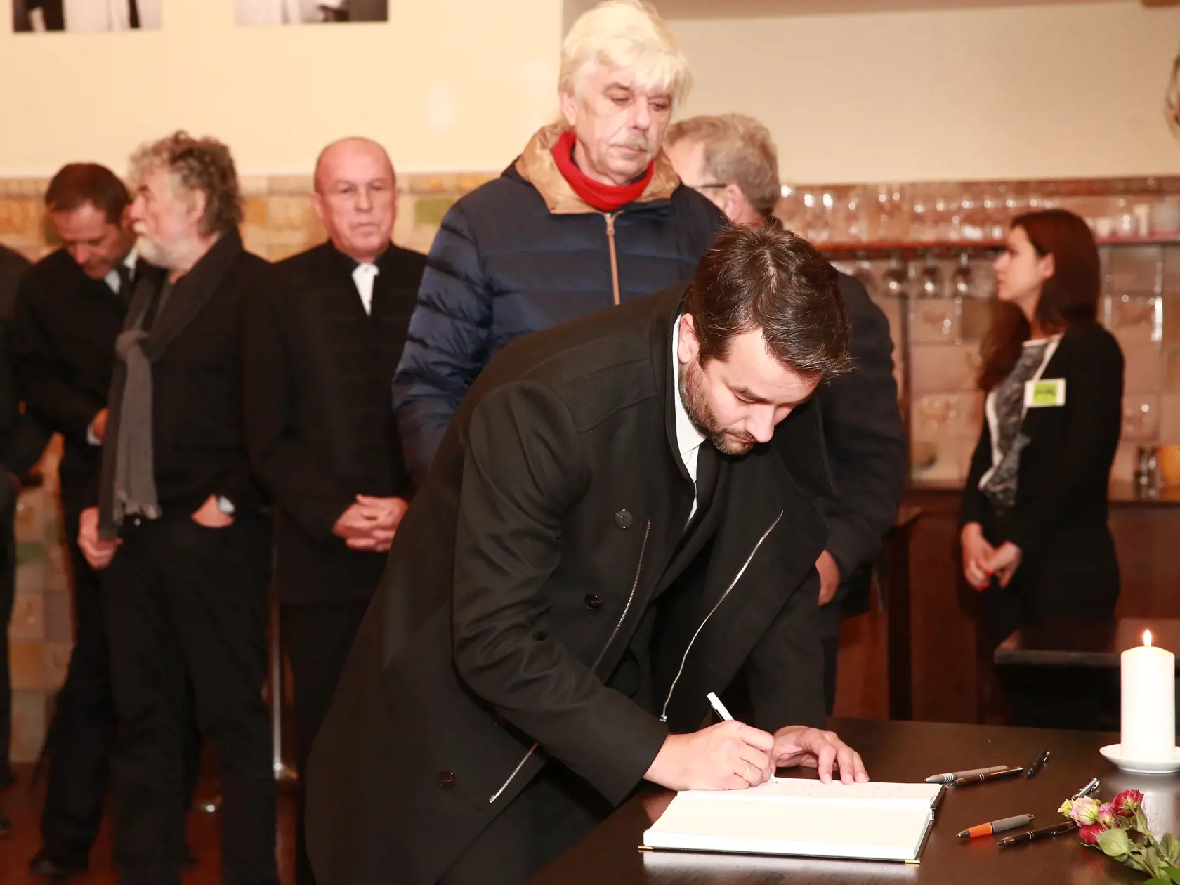 posledná rozlúčka s hercom Ľubom Gregorom v divadle astorka v bratislave, za účasti blízkych a kolegov
