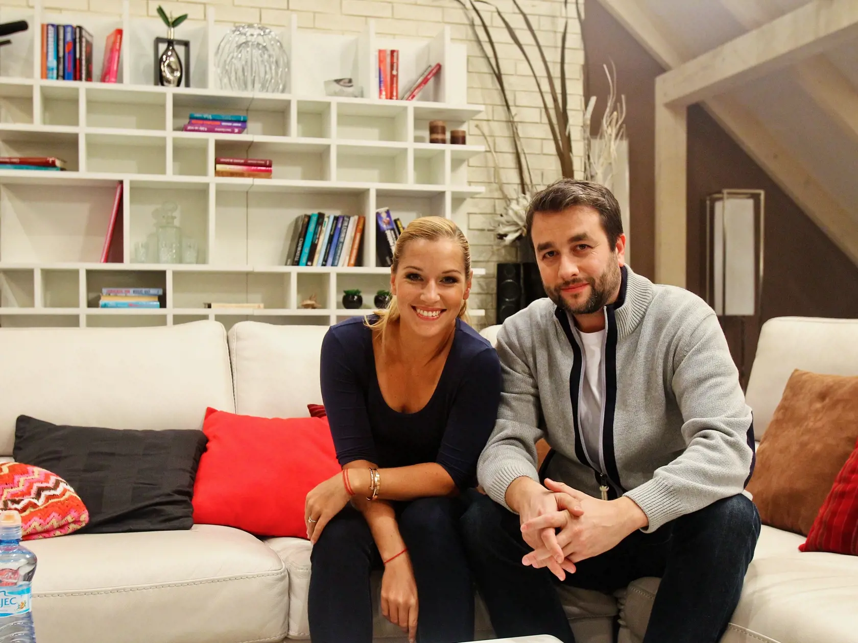 Na snimke slovenska tenistka Dominika Cibulkova a herec Vlado Kobielsky pocas natacania denneho serialu TV JOJ Panelak, v ktrom si Dominika zahrala samu seba.