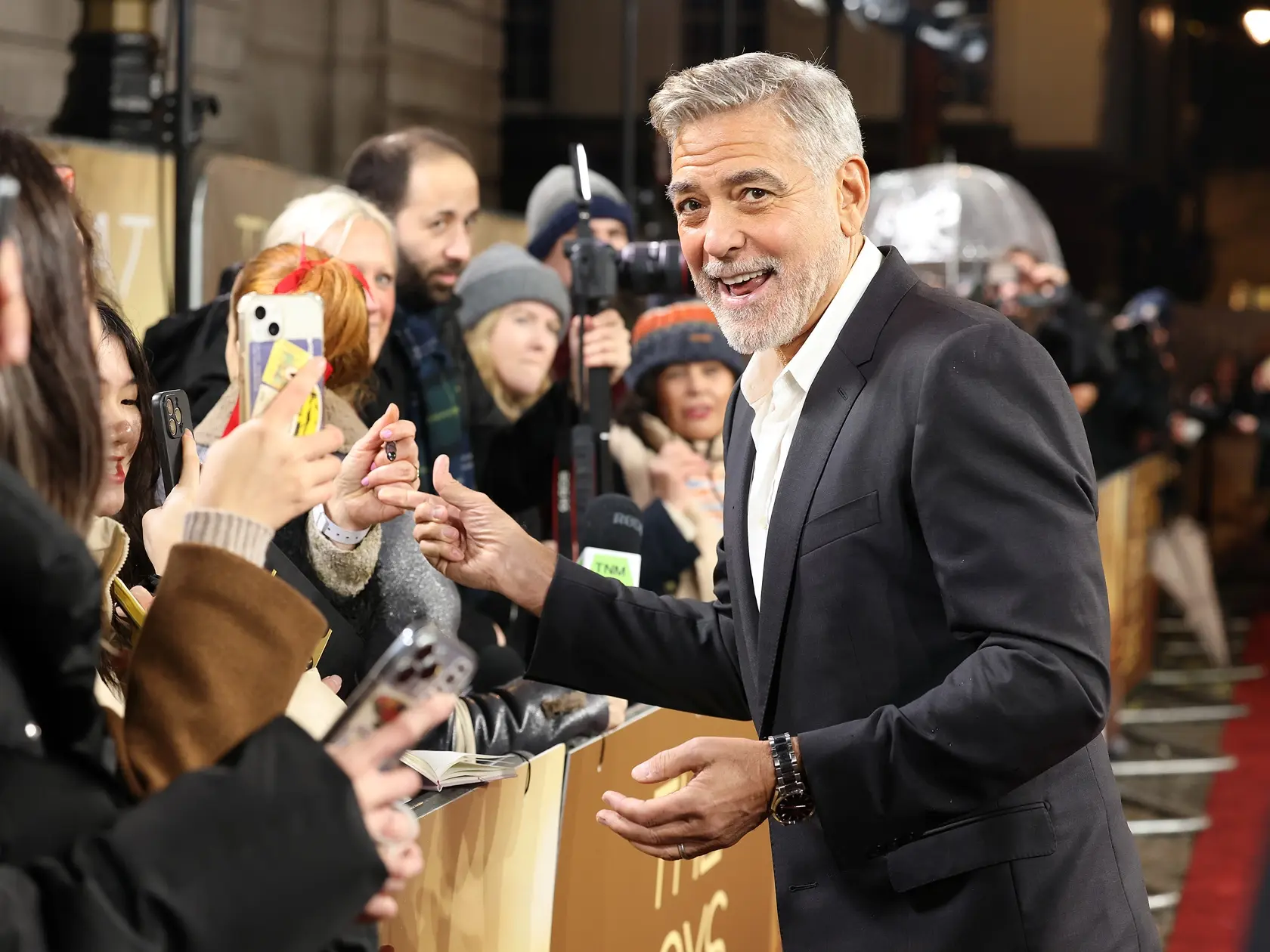 George Clooney je známy šedivým prelivom.