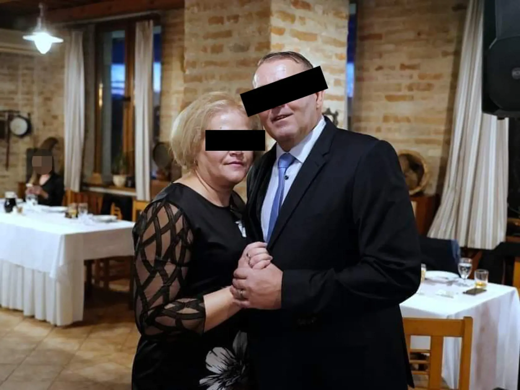56-ročný Robert. mal spôsobiť pod vplyvom alkoholu dopravnú nehodu v obci Matúškovo, pri dychovej aj opakovanej skúške nafúkal 0.93 miligramov na liter. Polícia ho teda zadržala a umiestnila krátko po polnoci do cely policajného zaistenia v Galante. Ešte predtým Roberta vyšetril lekár, bol v poriadku.