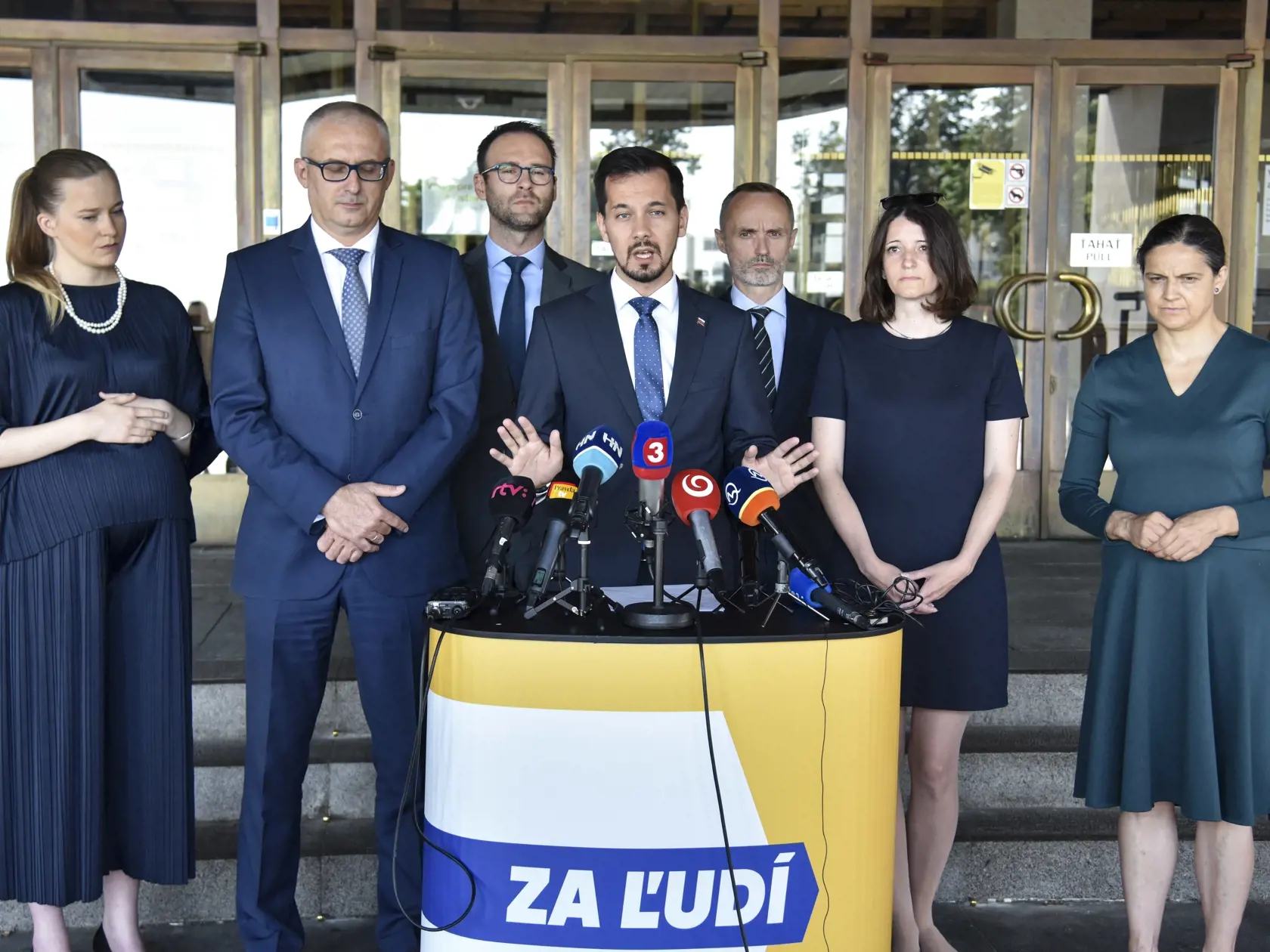 Poslancovho otca veľmi dobre poznalo mnoho obyvateľov Trnavy a predovšetkým milovníci futbalu. Dlhé roky totiž pôsobil ako lekár Spartaku Trnava.