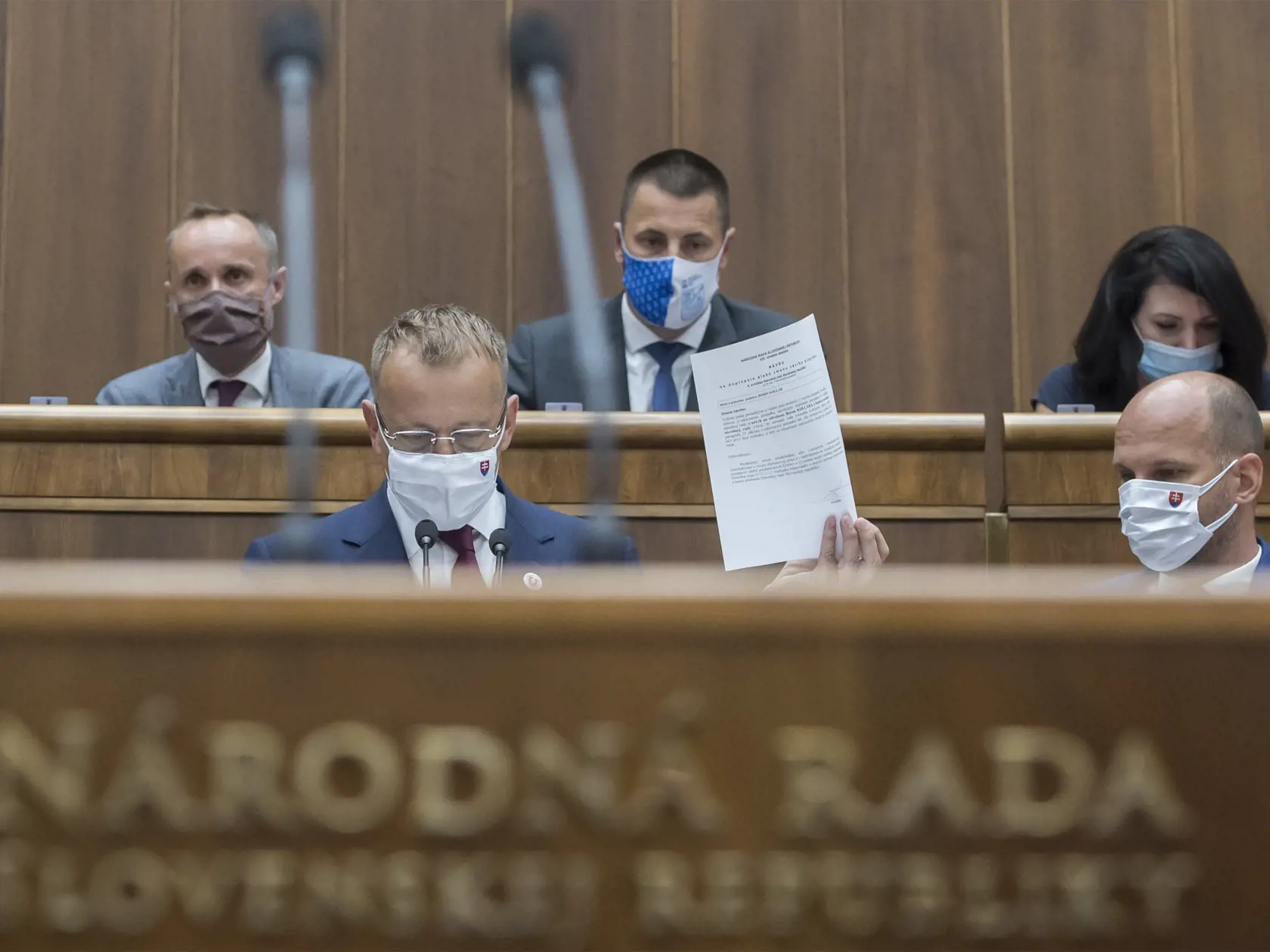 Poslancovho otca veľmi dobre poznalo mnoho obyvateľov Trnavy a predovšetkým milovníci futbalu. Dlhé roky totiž pôsobil ako lekár Spartaku Trnava.