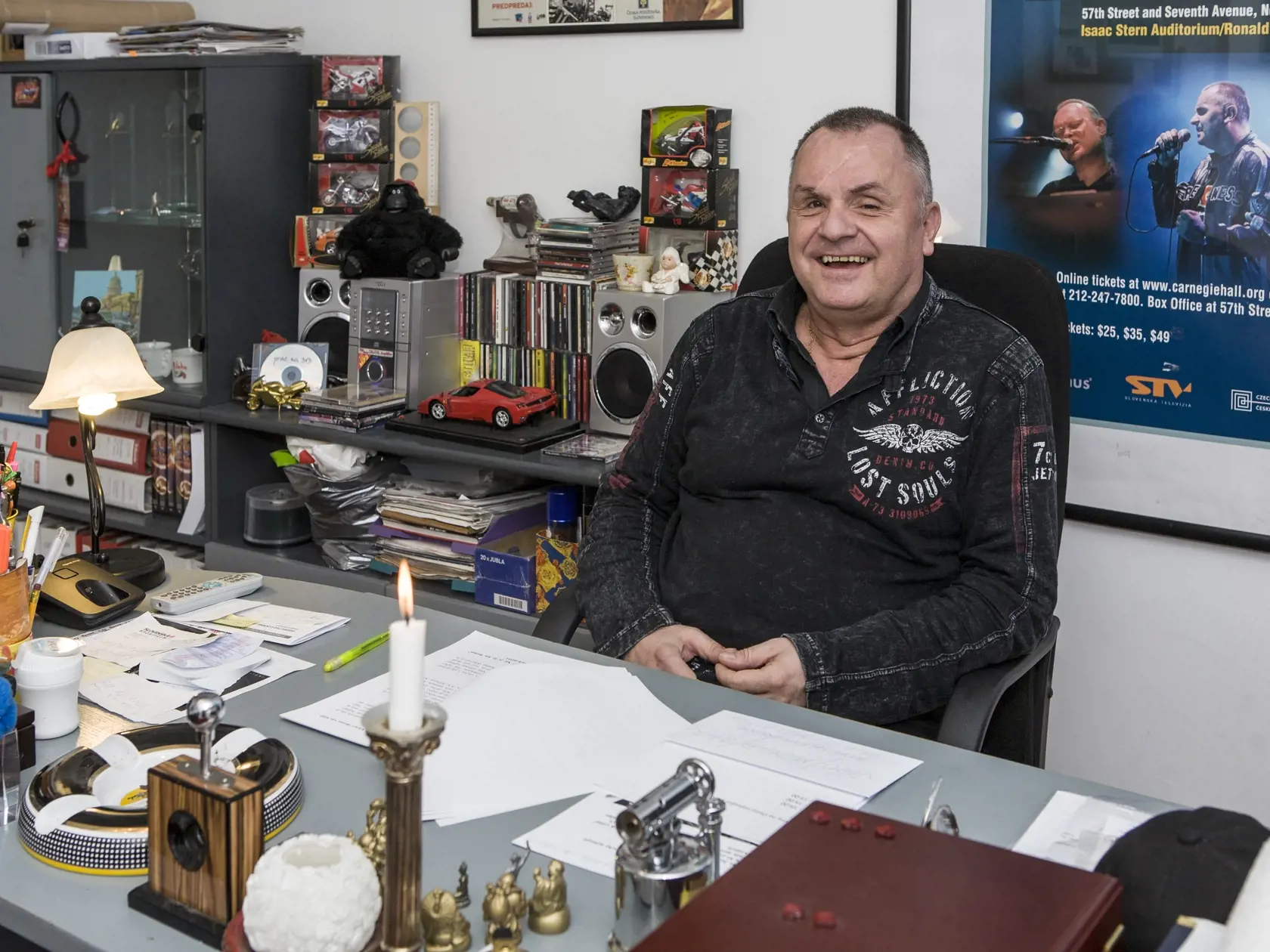 Jožo Ráž vo svojej pracovni.