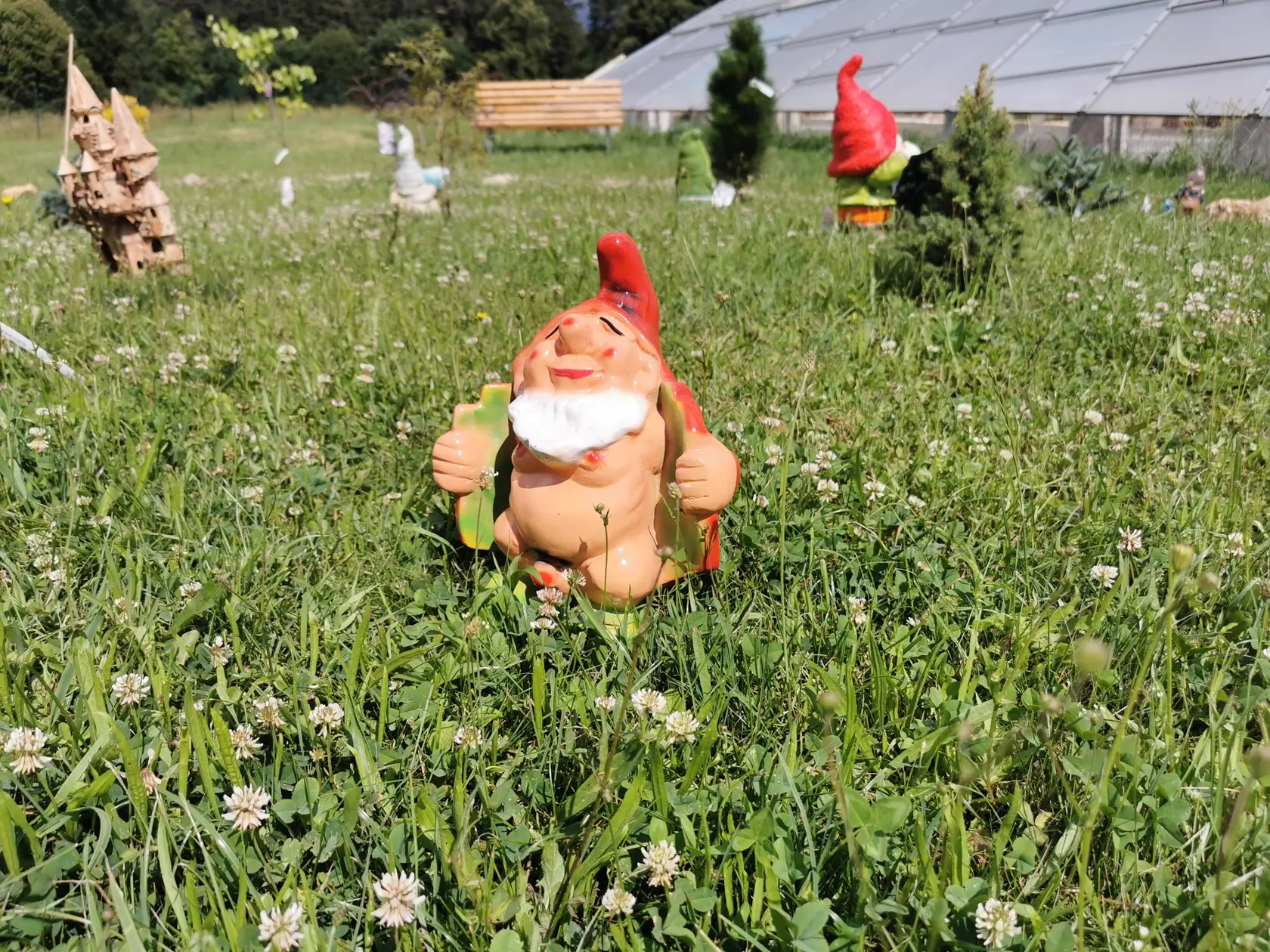 V areáli je viac trpaslíkov, ktorí budia pohoršenie u niektorých ľudí. Napríklad tento je nahatý exhibicionista.