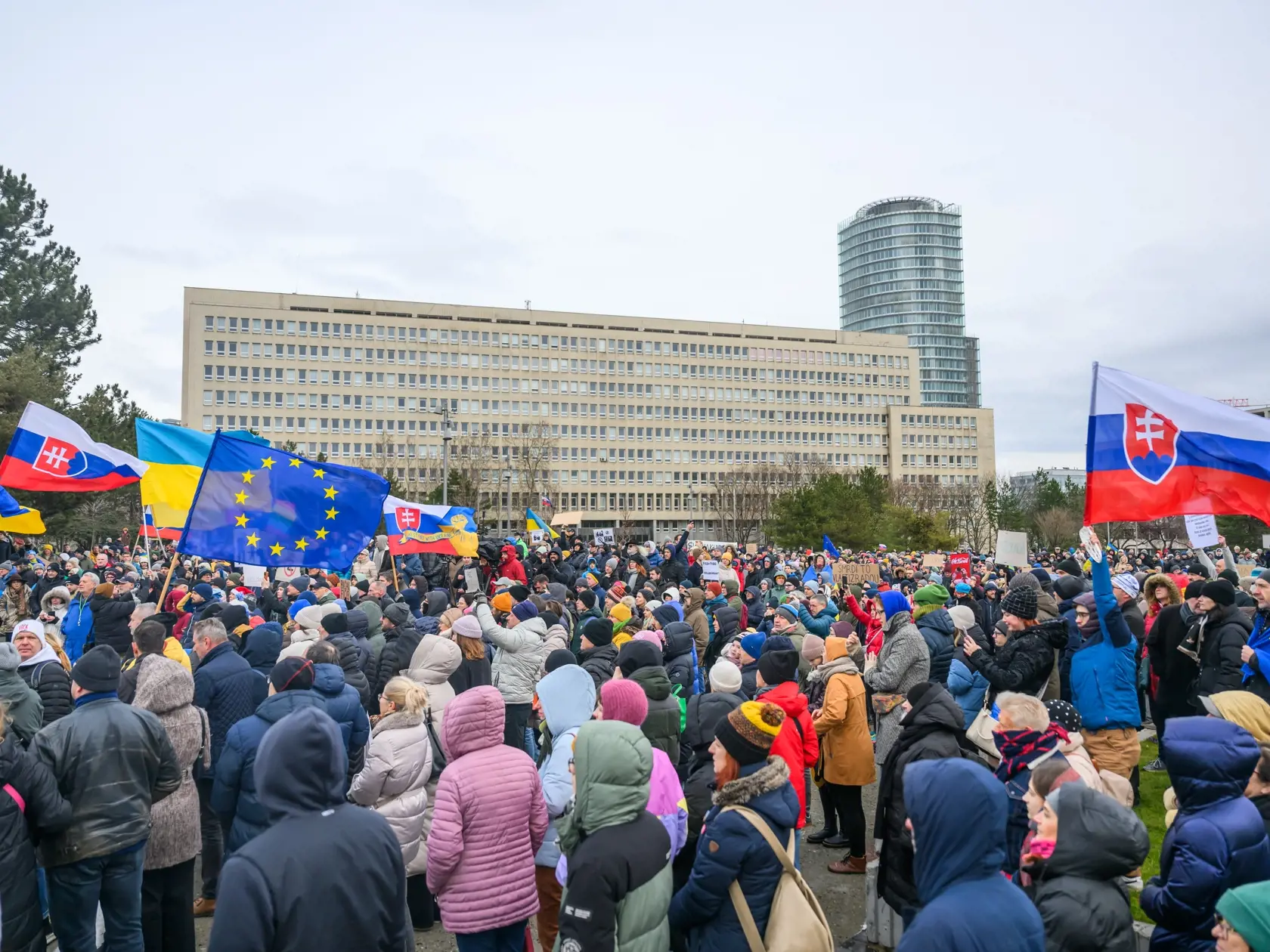 Na snímke protest proti nedeľnej návšteve predsedu vlády SR Roberta Fica (Smer-SD) v Moskve na Námestí slobody v Bratislave v pondelok 23. decembra 2024.