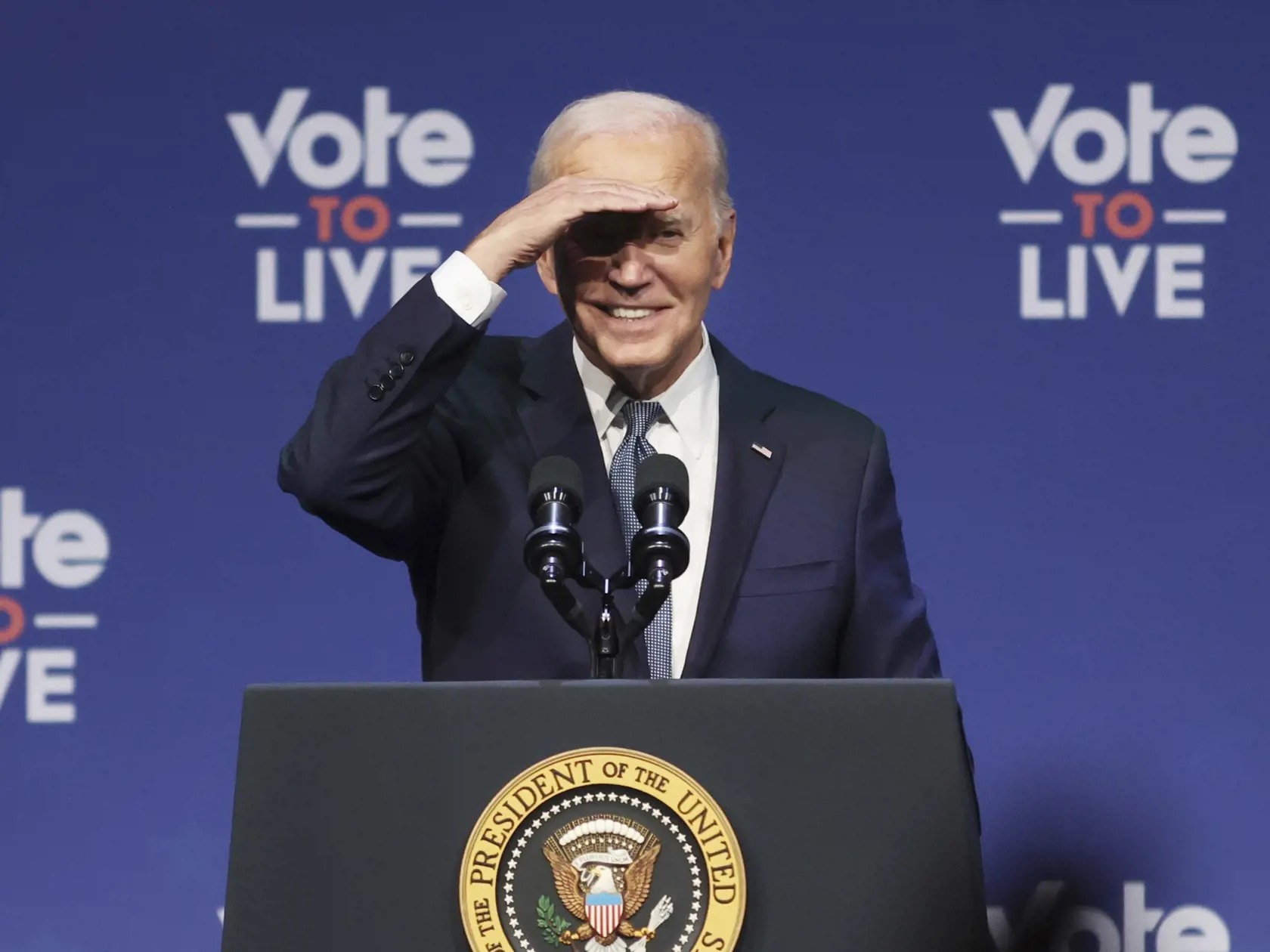 Americký prezident a demokratický prezidentský kandidát Joe Biden gestikuluje na summite v Las Vegas v utorok 16. júla 2024. Takmer dve tretiny amerických demokratov chcú, aby prezident USA Joe Biden stiahol svoju opätovnú kandidatúru na prezidenta a umožnil tak Demokratickej strane nominovať iného kandidáta. Vyplýva to z prieskumu, ktorý realizovalo americké Centrum pre výskum verejných otázok inštitútu NORC a agentúry Associated Press (AP).