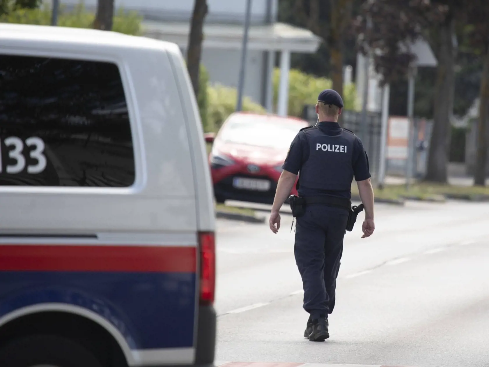 Polícia zadržala 19-ročného mladíka, ktorý útoky plánoval aj so svojím 17-ročným komplicom.