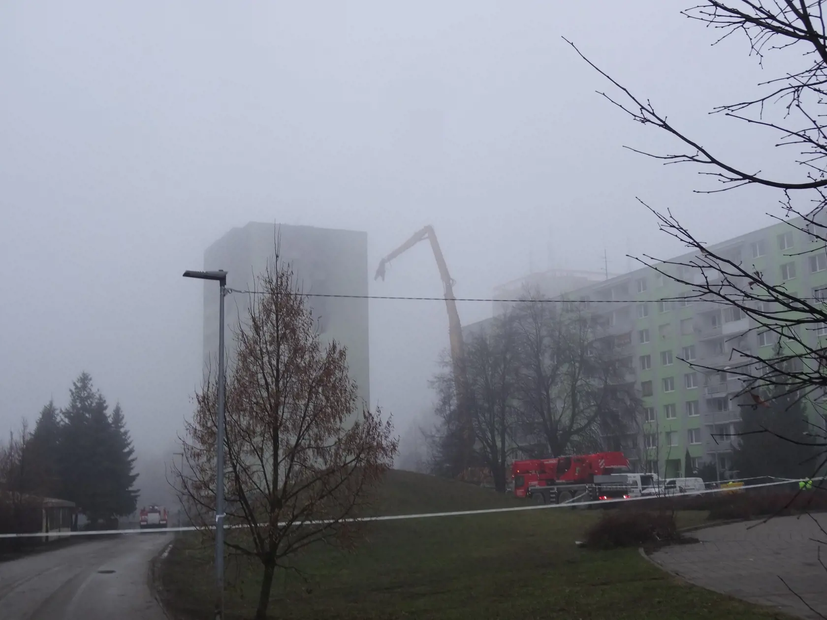 Búranie bytovky začali s viac než hodinovým meškaním. Dôvodom bola hustá hmla.