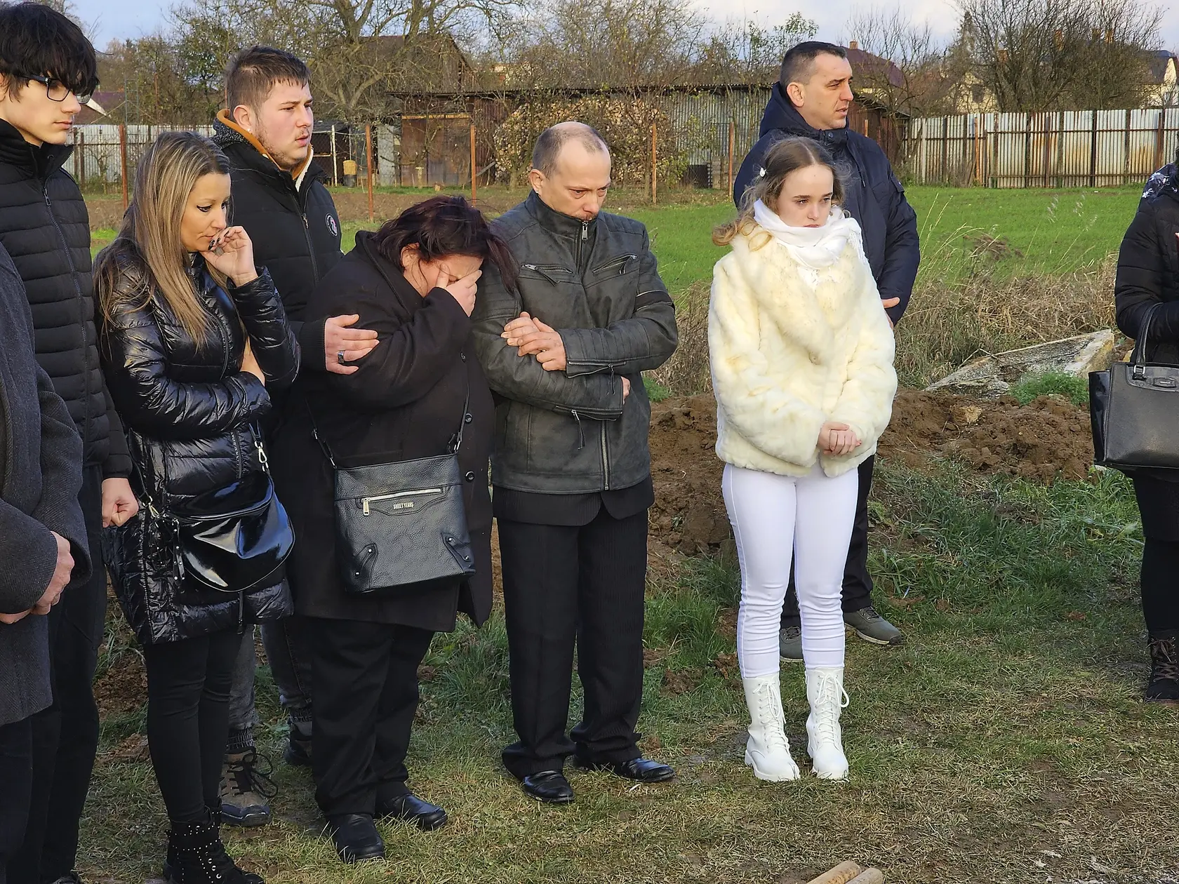 Rodičia poslednú rozlúčku s milovaným dieťaťom znášali veľmi ťažko.