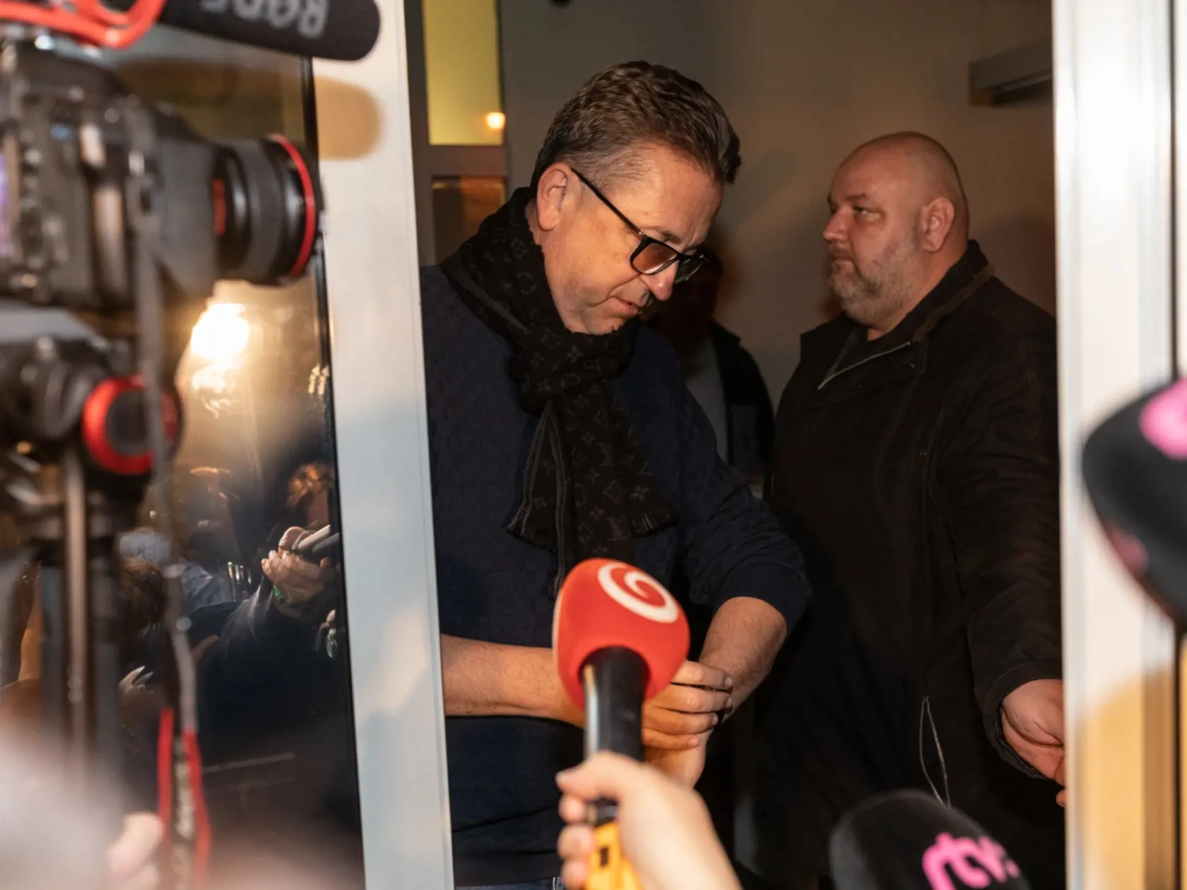 Martin Glváč podal trestné oznámenie na novinárov za šírenie jeho osobnej komunikácie s obinenou Alenou Zsuzsovou.