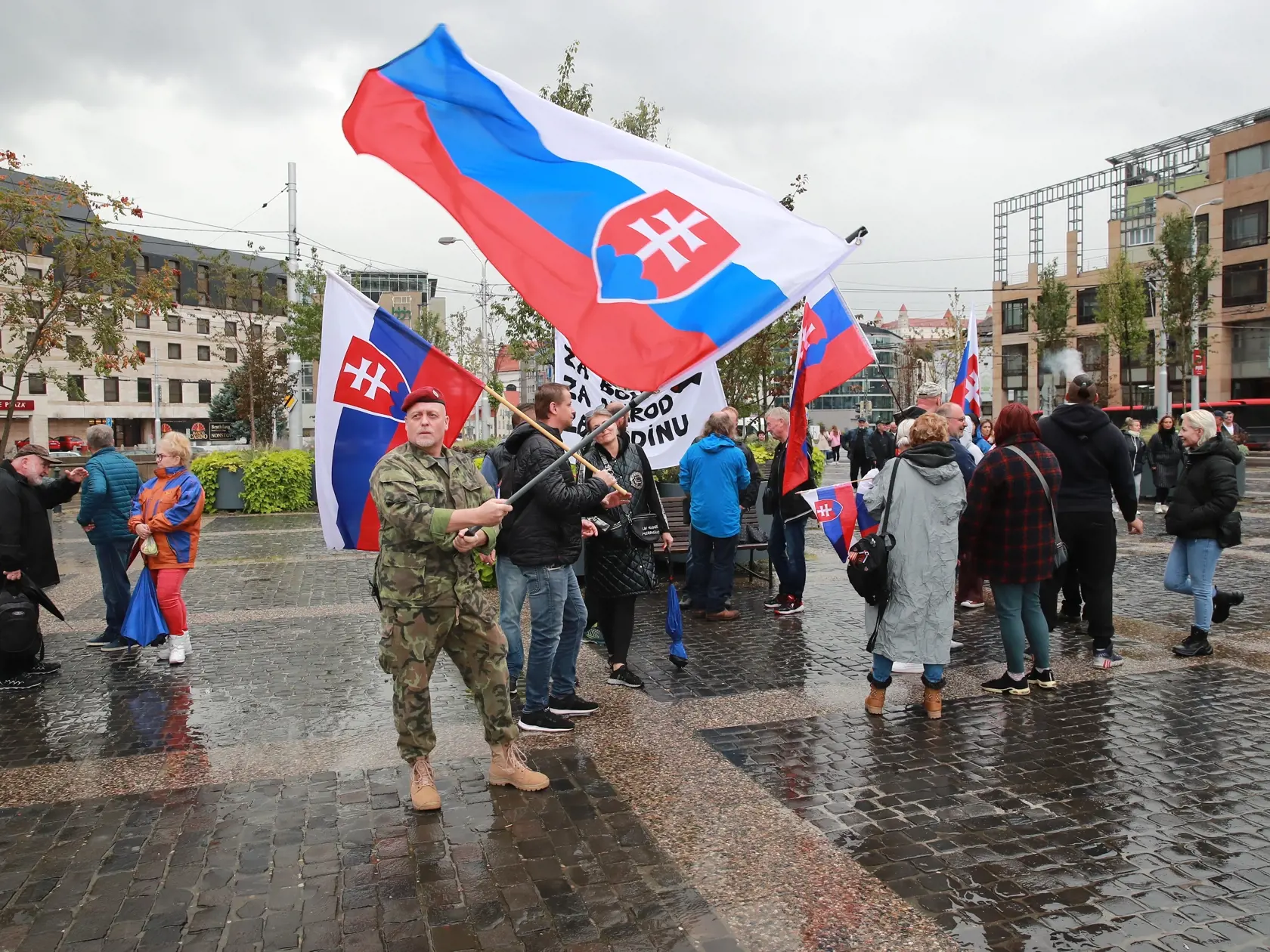 Protivládny protest s názvom Máme toho dosť! pred Prezidentským palácom v Bratislave.