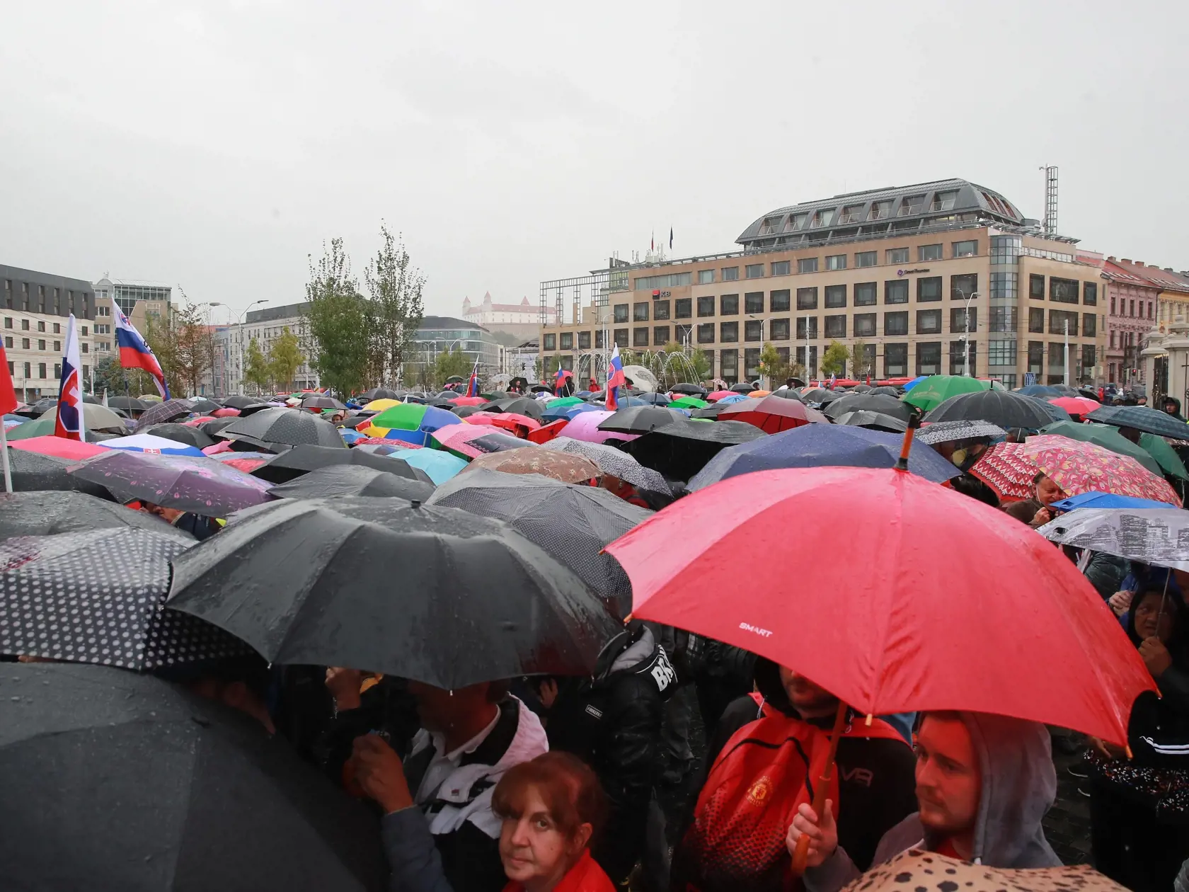Protivládny protest s názvom Máme toho dosť! pred Prezidentským palácom v Bratislave.