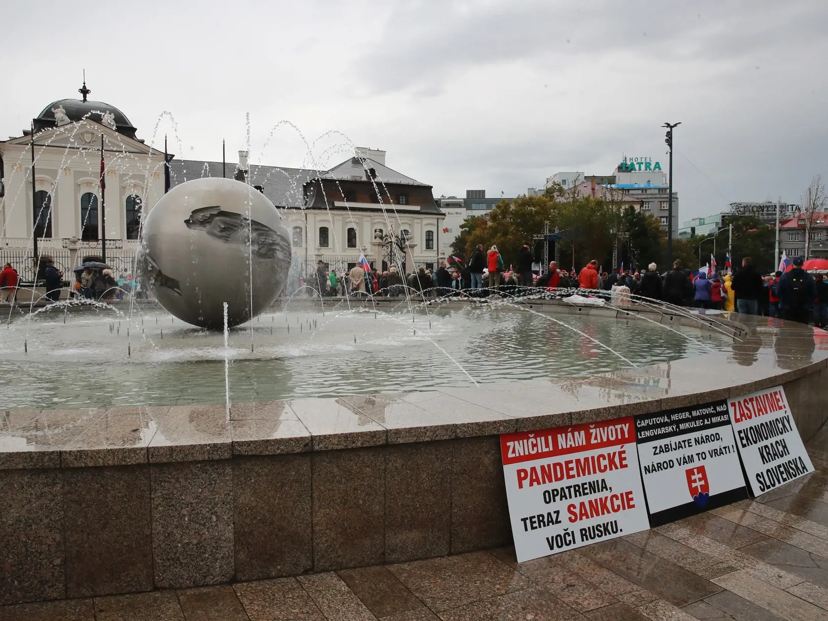 Protivládny protest s názvom Máme toho dosť! pred Prezidentským palácom v Bratislave.