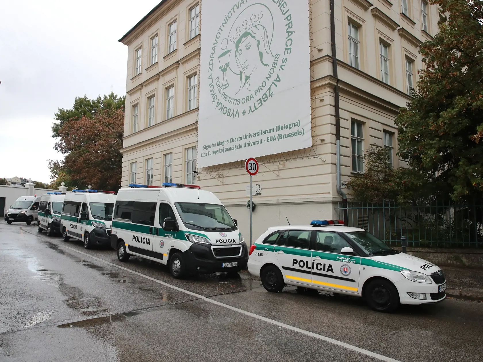 Protivládny protest s názvom Máme toho dosť! pred Prezidentským palácom v Bratislave.