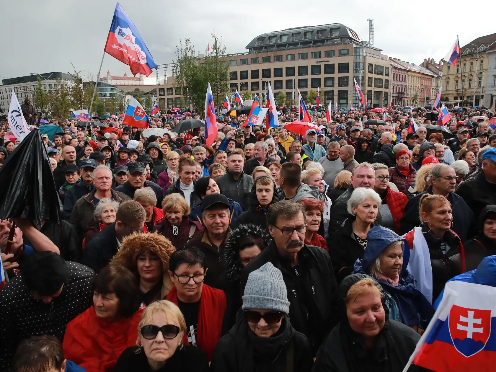 Protivládny protest s názvom Máme toho dosť! pred Prezidentským palácom v Bratislave.