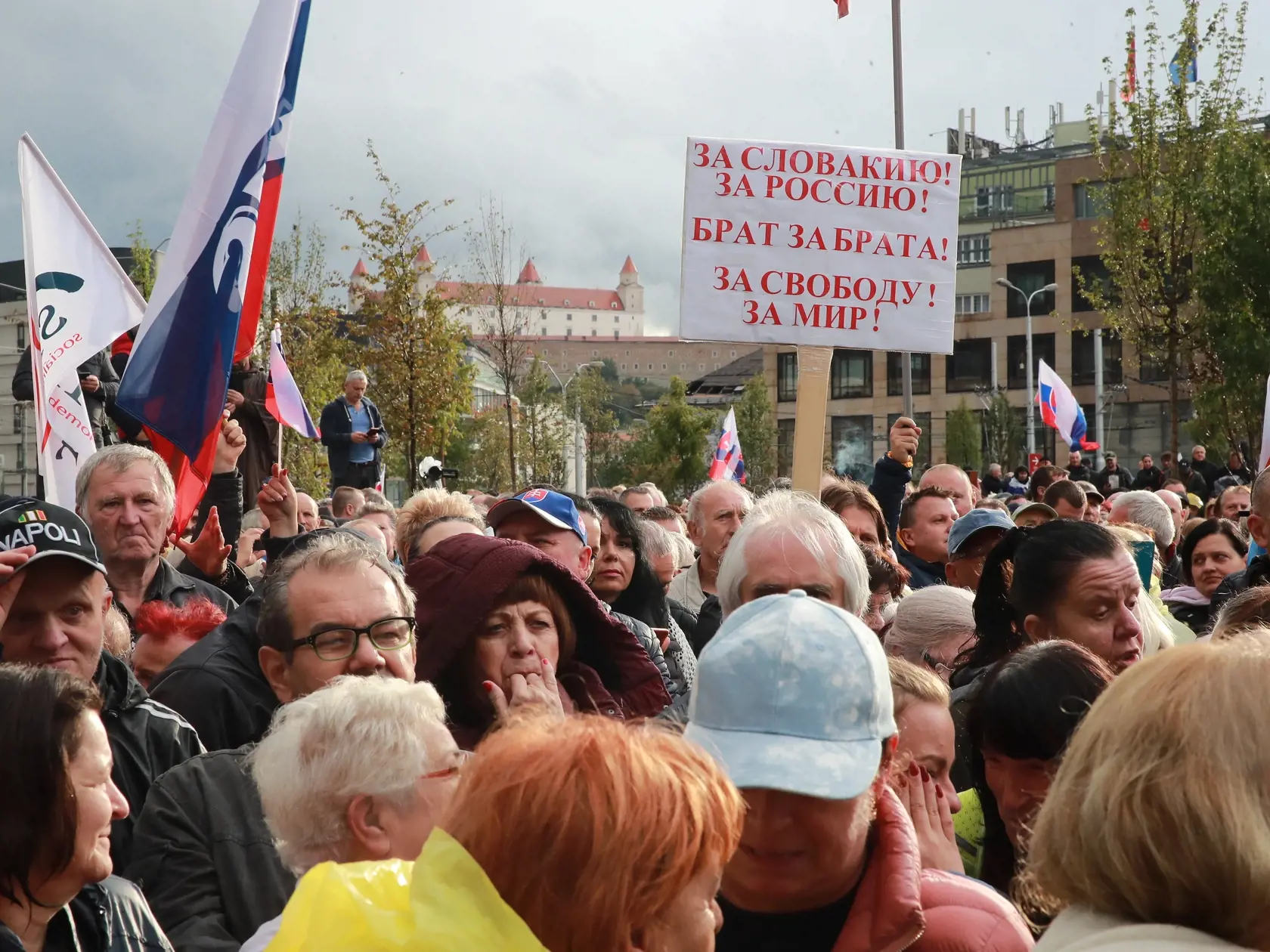 Protivládny protest s názvom Máme toho dosť! pred Prezidentským palácom v Bratislave.