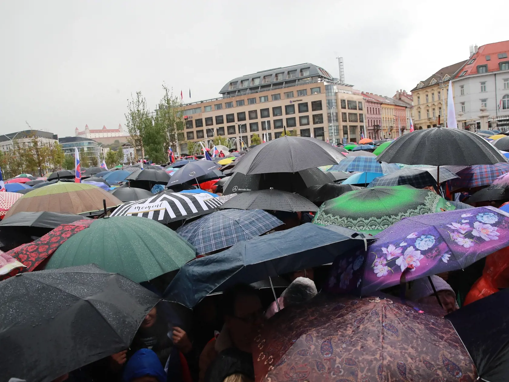 Protivládny protest s názvom Máme toho dosť! pred Prezidentským palácom v Bratislave.