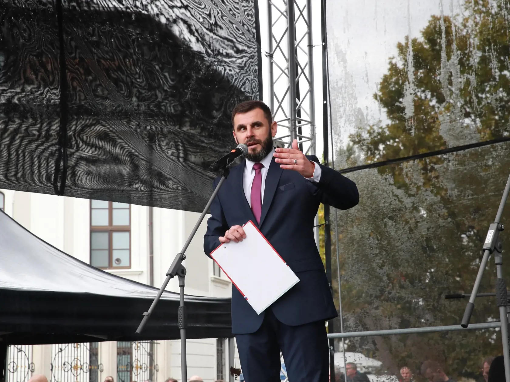 Hovorca Smeru-SD Ján Mažgút na protivládnom proteste.