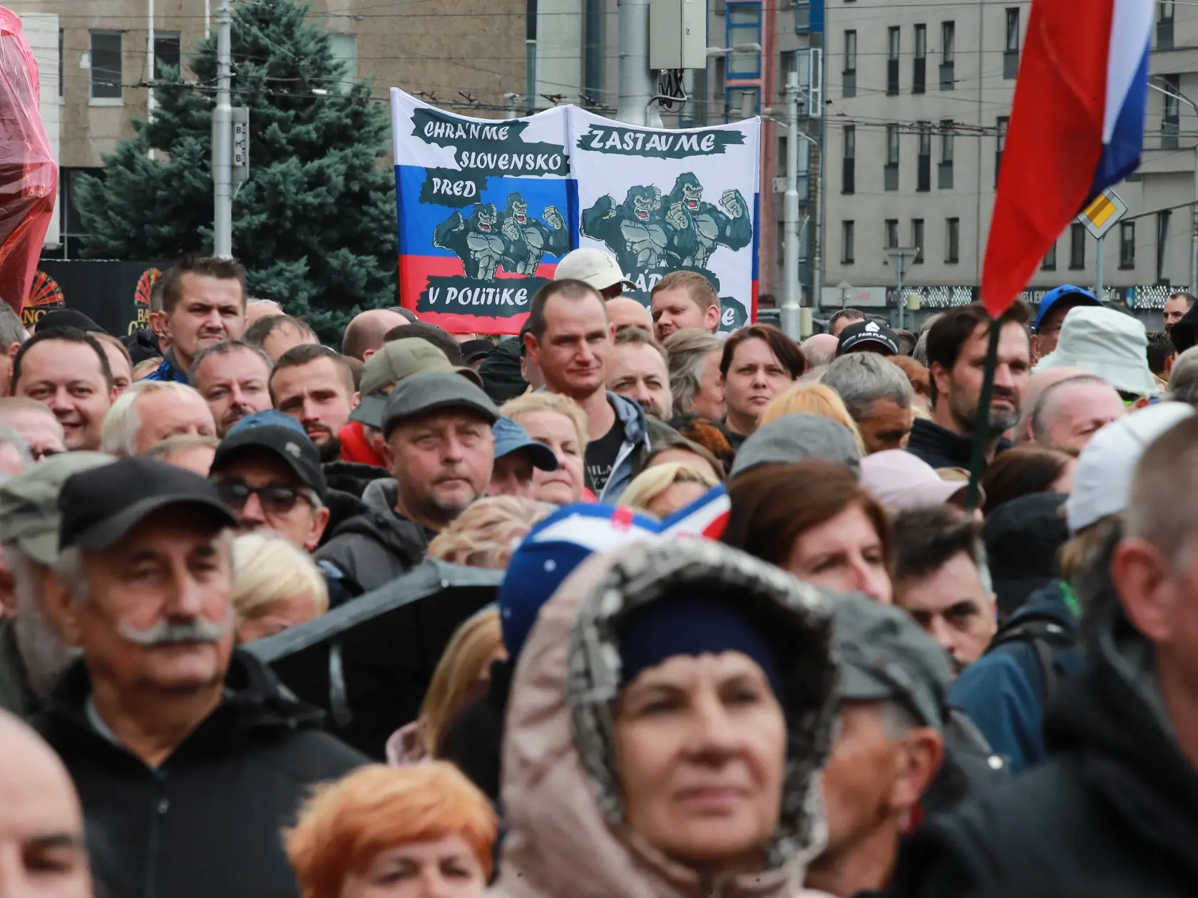 V hlavnom meste aktuálne prebieha protivládny protest s názvom Máme toho dosť! Prítomní by mali byť členovia Smeru-SD ako aj Republiky.