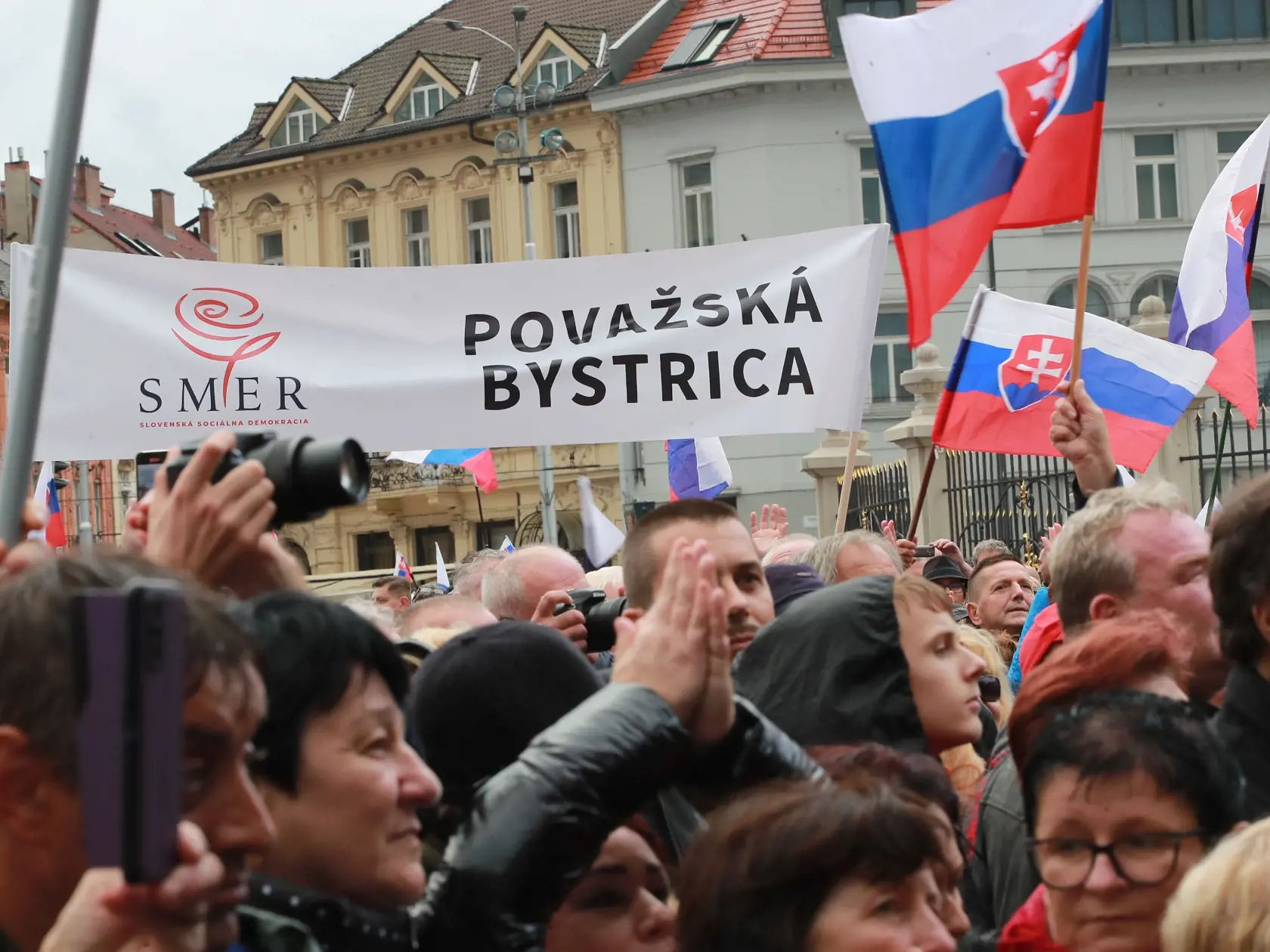 V hlavnom meste aktuálne prebieha protivládny protest s názvom Máme toho dosť! Prítomní by mali byť členovia Smeru-SD ako aj Republiky.
