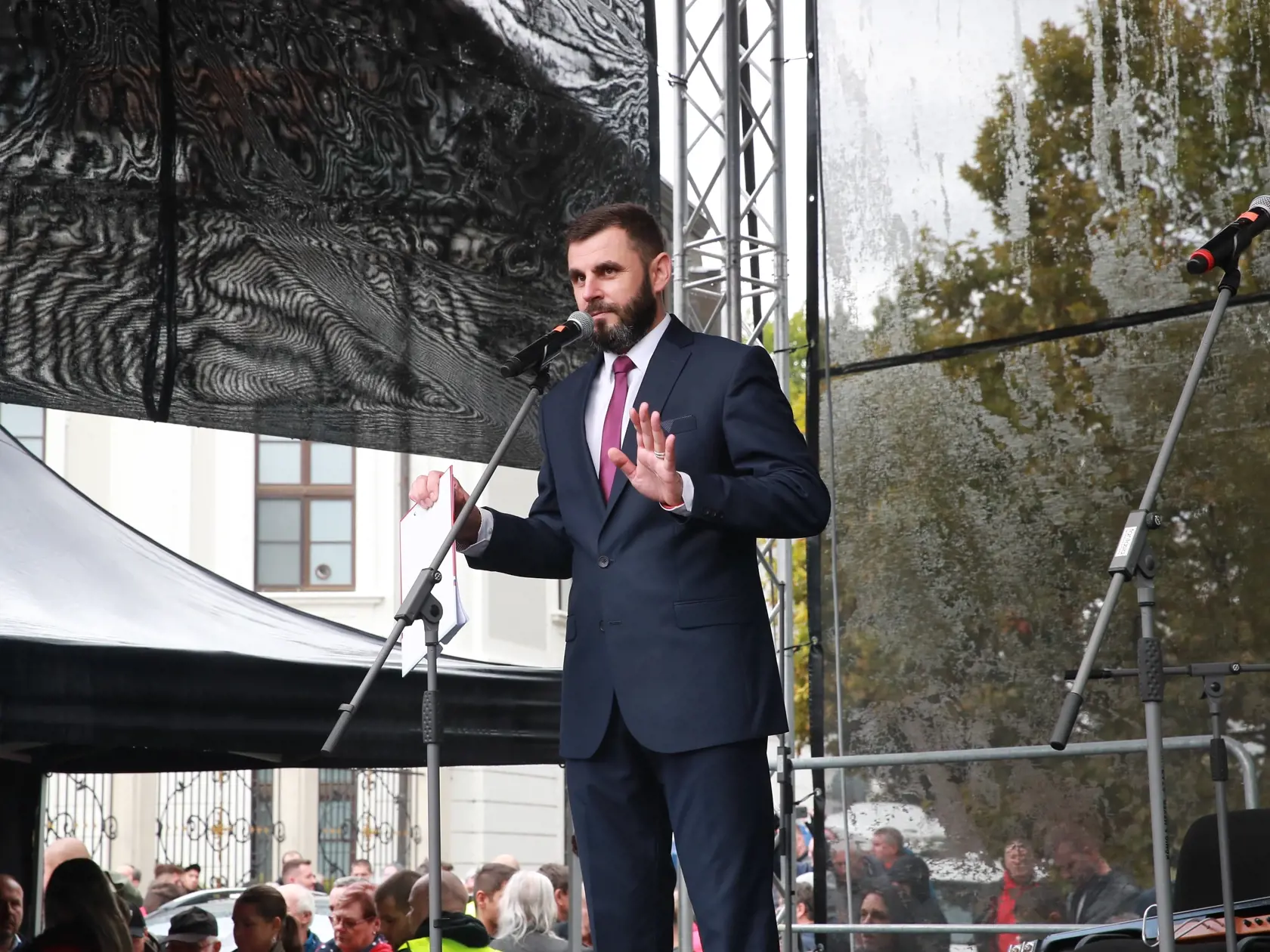 Hovorca Smeru-SD Ján Mažgút na protivládnom proteste.