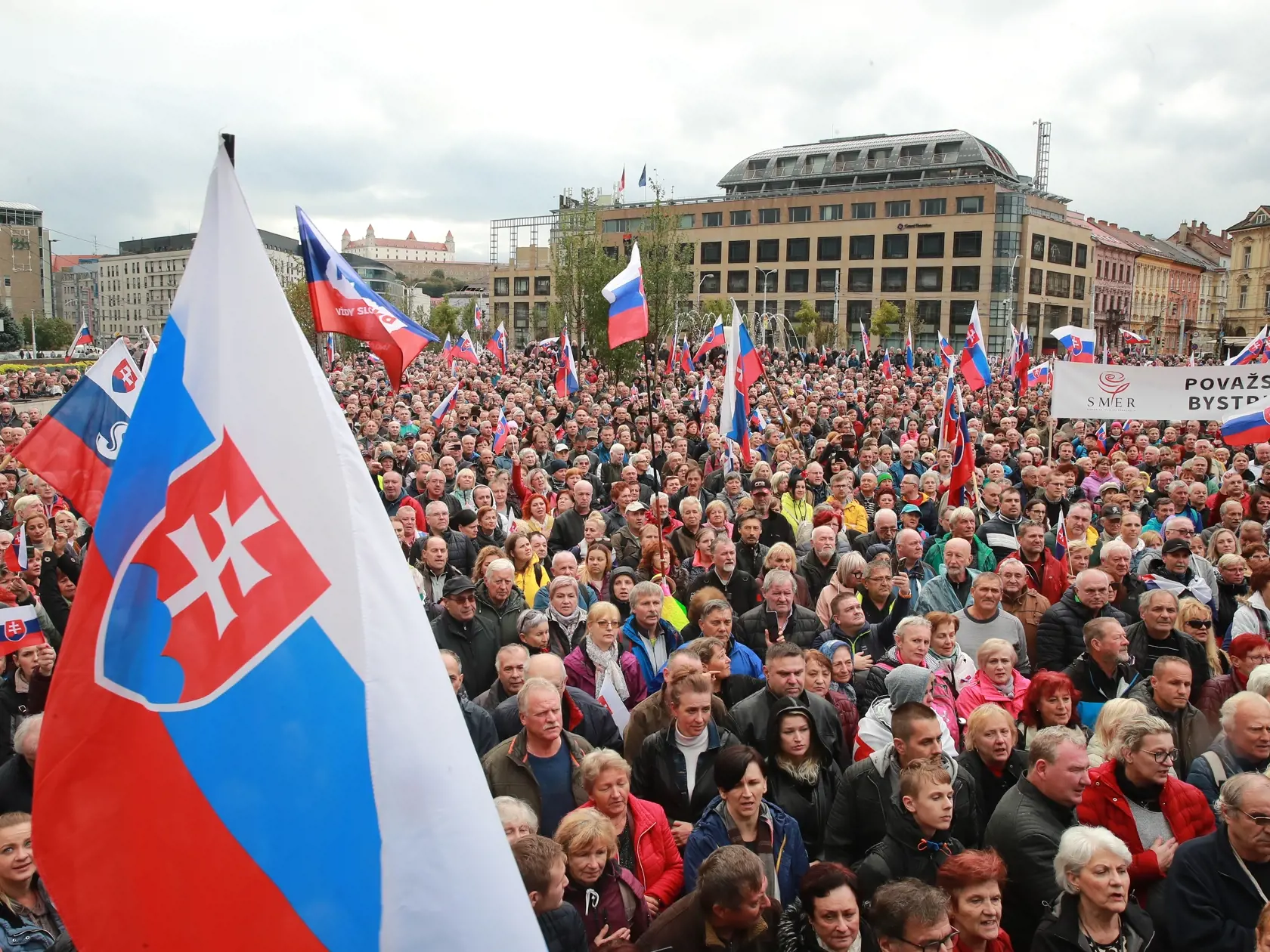 Protestné zhromaždenie organizované pred budovou Prezidentského paláca na Hodžovom námestí sa začalo štátnou hymnou Slovenskej republiky. Aj napriek daždivému počasiu zišli stovky ľudí.