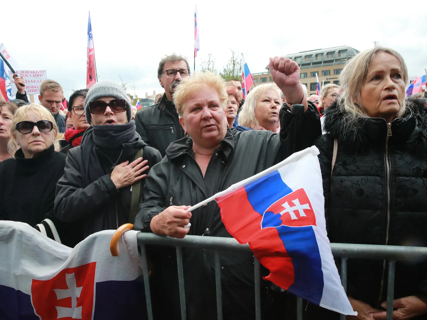 Protestné zhromaždenie organizované pred budovou Prezidentského paláca na Hodžovom námestí sa začalo štátnou hymnou Slovenskej republiky. Aj napriek daždivému počasiu zišli stovky ľudí.