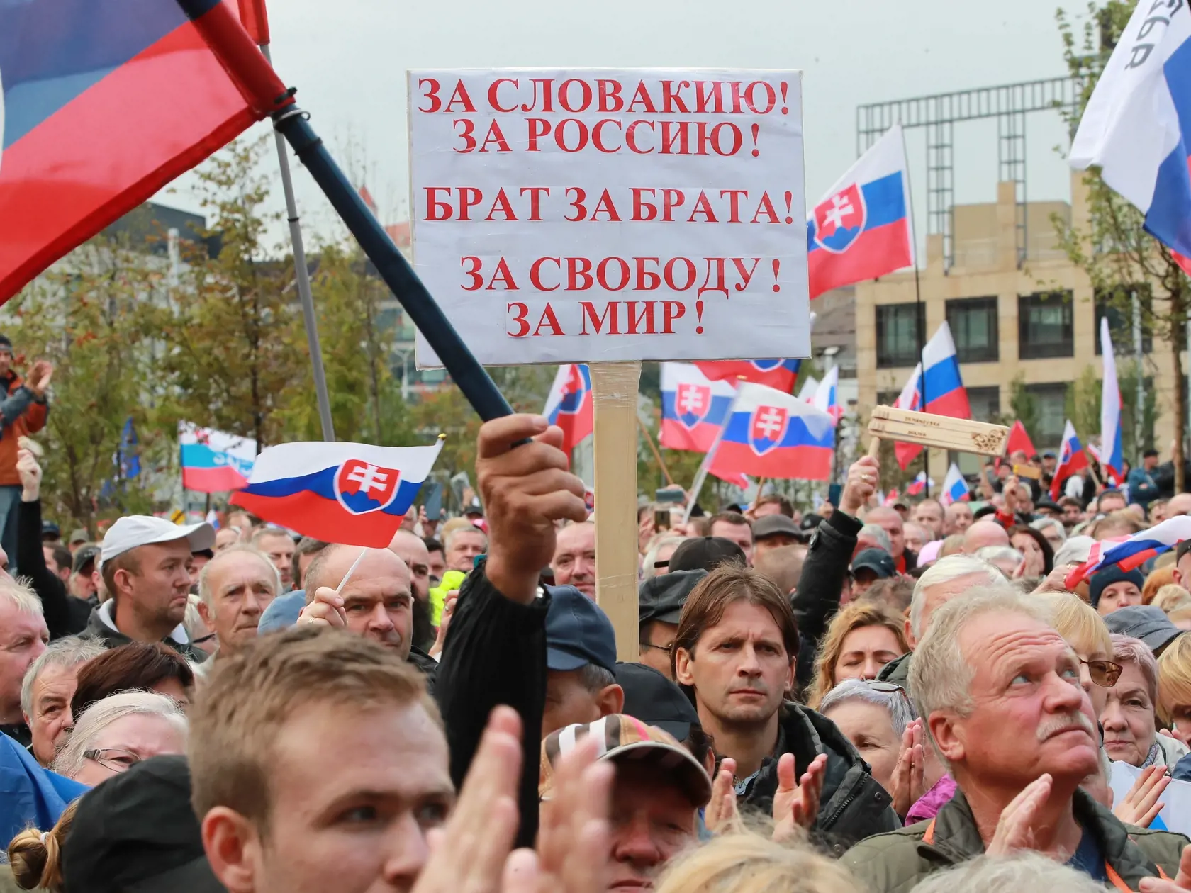 Protestné zhromaždenie organizované pred budovou Prezidentského paláca na Hodžovom námestí sa začalo štátnou hymnou Slovenskej republiky. Aj napriek daždivému počasiu zišli stovky ľudí.