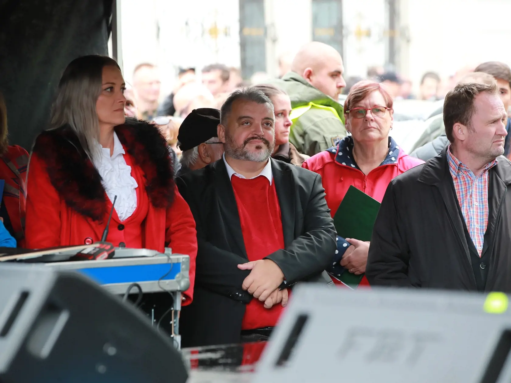 Protestné zhromaždenie organizované pred budovou Prezidentského paláca na Hodžovom námestí sa začalo štátnou hymnou Slovenskej republiky. Aj napriek daždivému počasiu zišli stovky ľudí. Ako prvý vystúpil herec Marek Ťapák, za ním právnička Judita Laššáková. Príhovor mal aj publicista Eduard Chmelár.