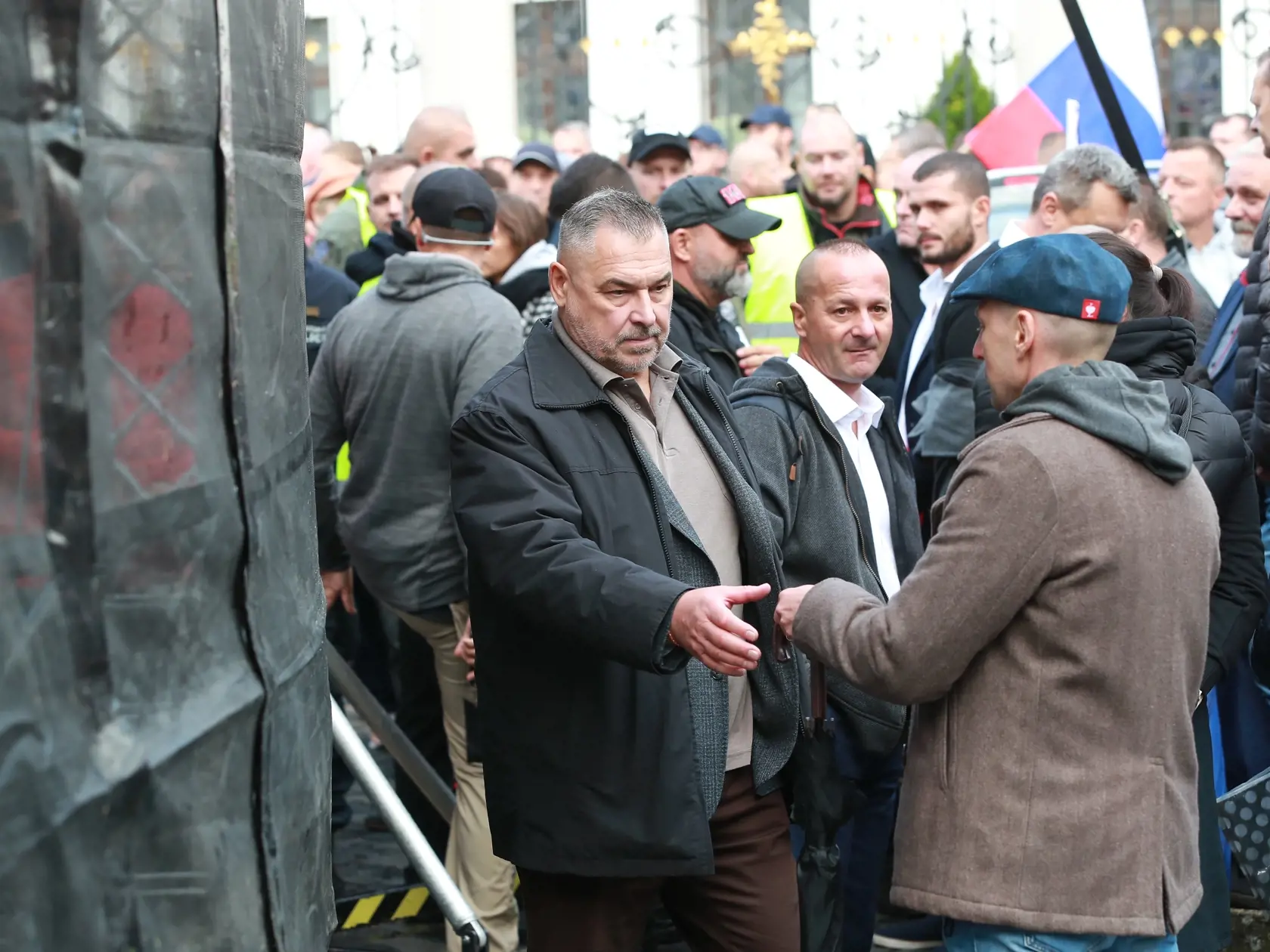 Protestné zhromaždenie organizované pred budovou Prezidentského paláca na Hodžovom námestí sa začalo štátnou hymnou Slovenskej republiky. Aj napriek daždivému počasiu zišli stovky ľudí.