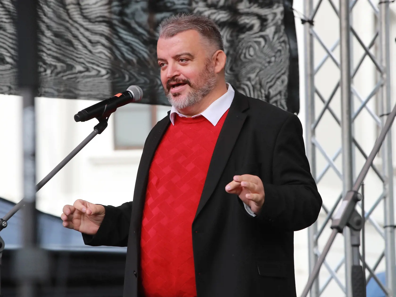 Eduard Chmelár na protivládnom proteste.