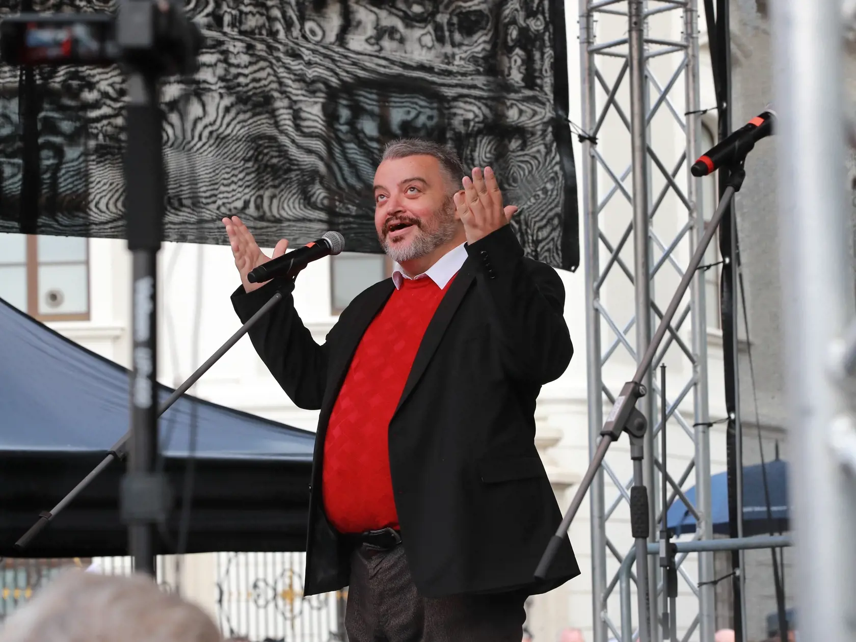 Eduard Chmelár na protivládnom proteste.