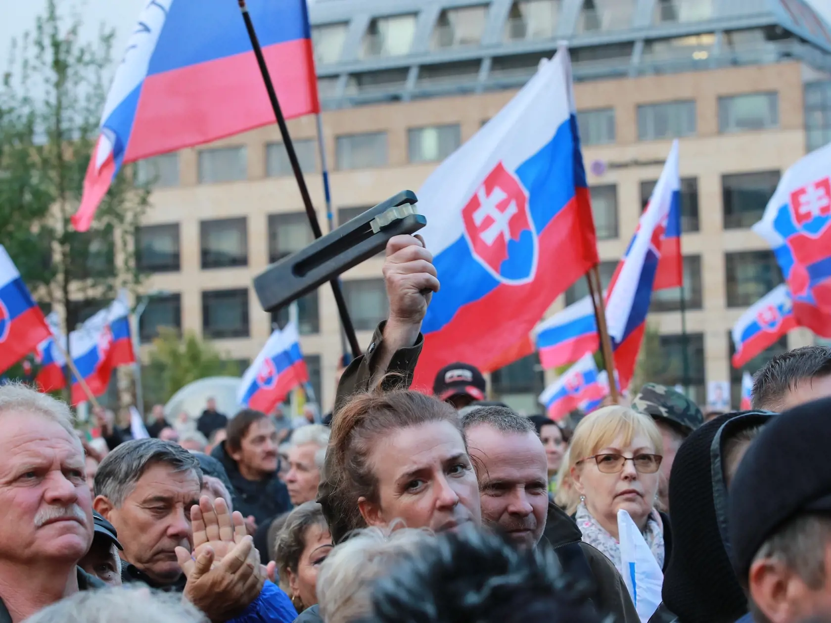 V hlavnom meste aktuálne prebieha protivládny protest s názvom Máme toho dosť! Prítomní by mali byť členovia Smeru-SD ako aj Republiky.
