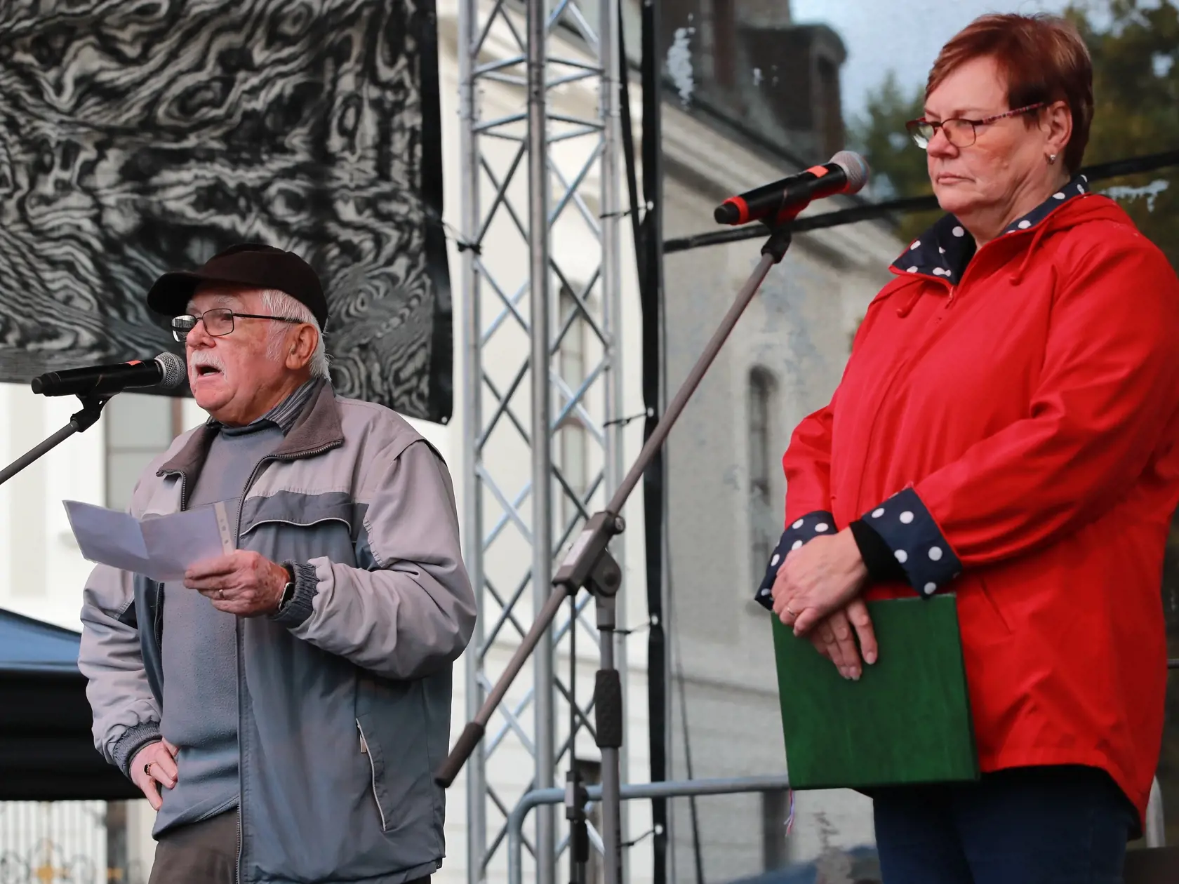 Protest bude pozostávať z dvoch častí. V prvej, občianskej, dostanú priestor občianski aktivisti. Bude nasledovať časť politická (okolo 18. hod.), kde sa očakávajú 10 minútové vystúpenia predstaviteľov politických strán, ktoré príjmu pozvanie. Za každú politickú stranu vystúpi jeden rečník.