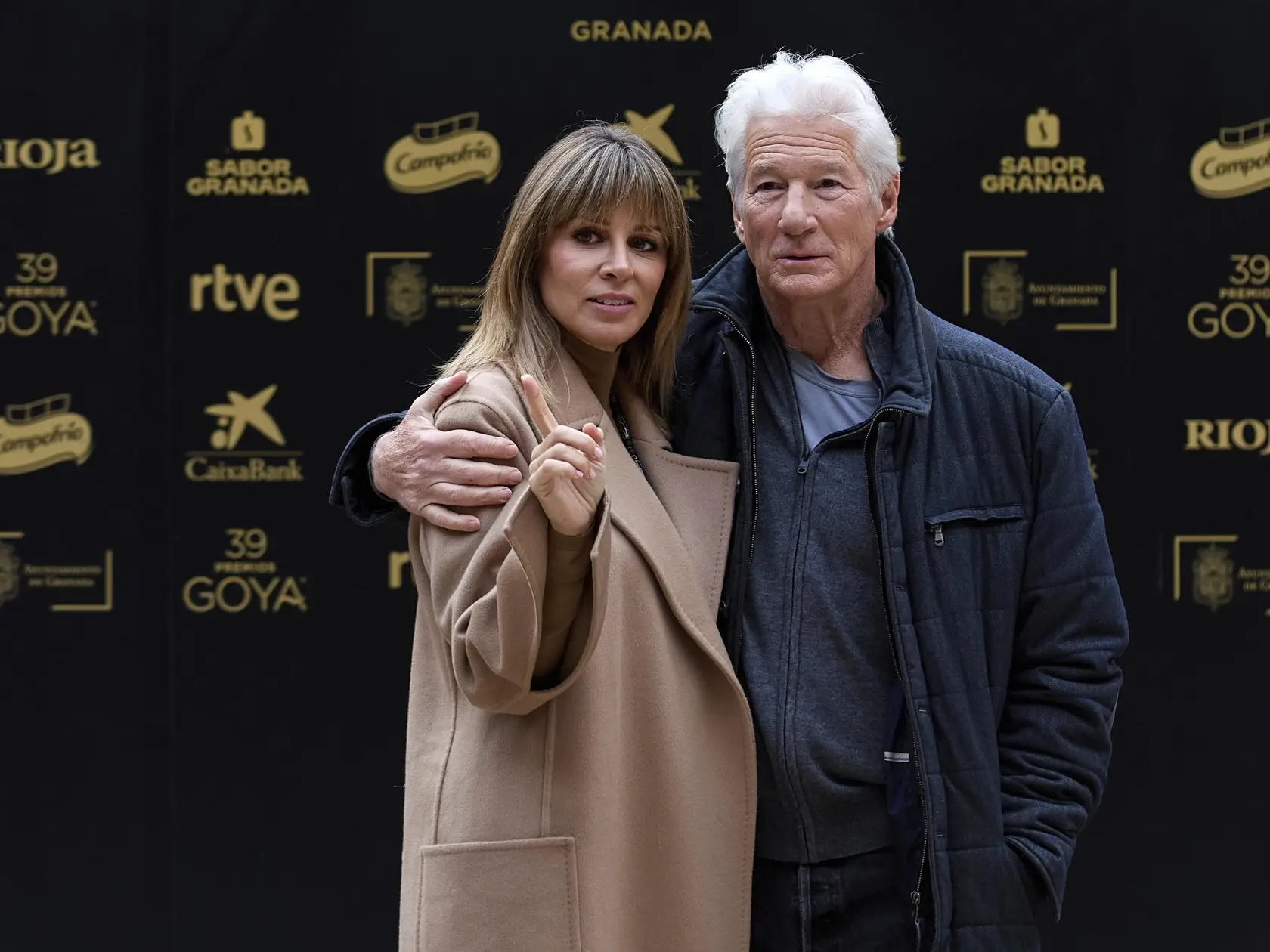 WA 88 Granada - Americký herec Richard Gere a jeho manželka Alejandra pózuje na tlačovej konferencii pred slávnostným odovzdávaním  španielskych filmových cien Goya v Granada v piatok 7. februára 2025. Španielske filmové ceny Goya odovzdajú v andalúzskom meste Granada v sobotu 8. februára. FOTO TASR/AP  


Actor Richard Gere and his wife Alejandra Silva pose for a photo during a press conference ahead of the Goya Film Awards Ceremony in Granada, Spain, Friday Feb. 7, 2025. Richard Gere will receive the Goya International 2025 award. (AP Photo/Fermin Rodriguez)